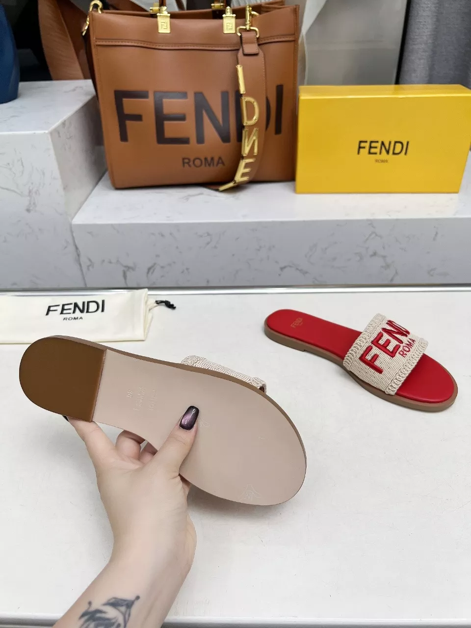 Fendi Slippers For Women AllSeason 6608