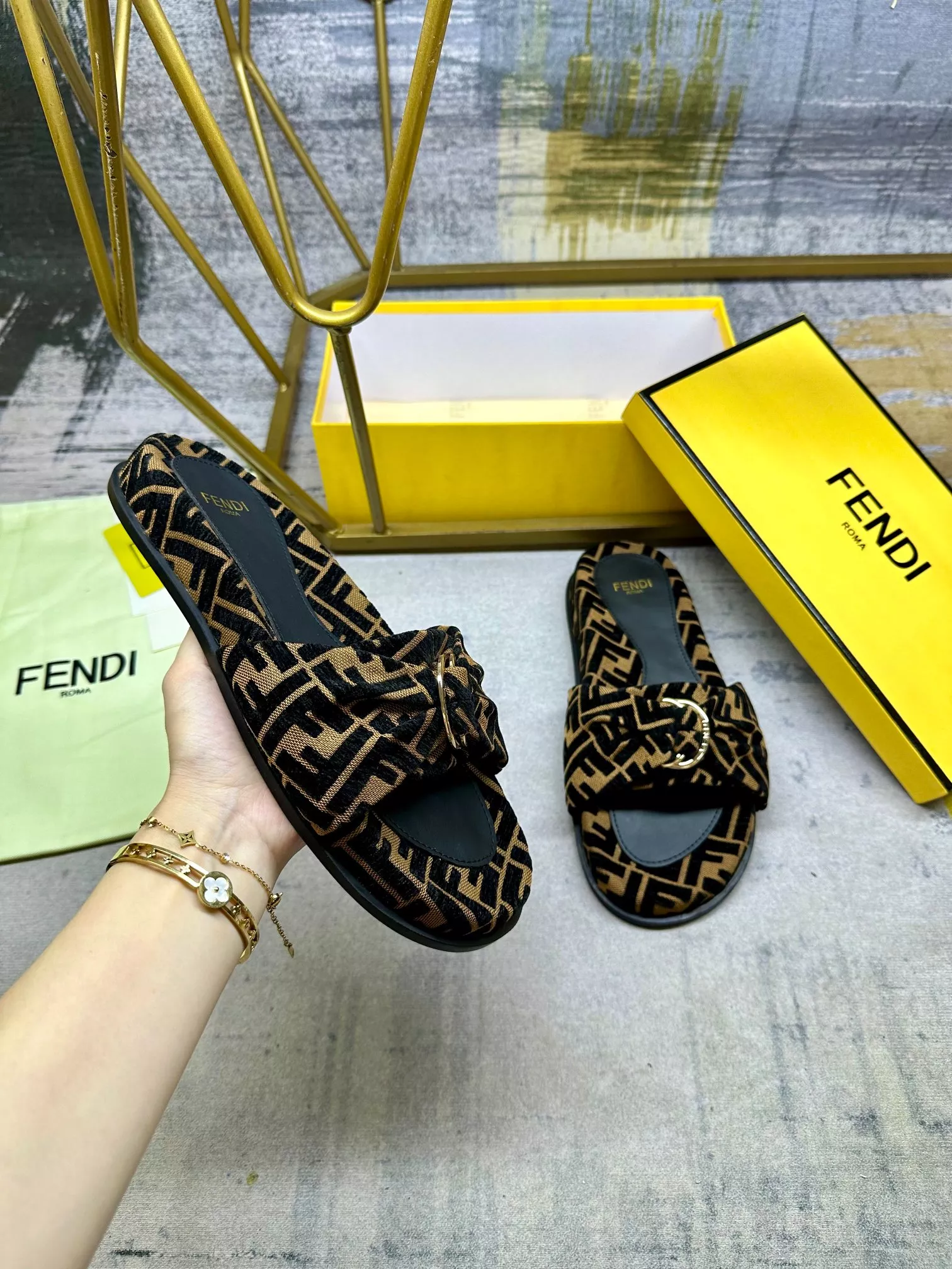 Fendi Slippers For Women Bold 6565