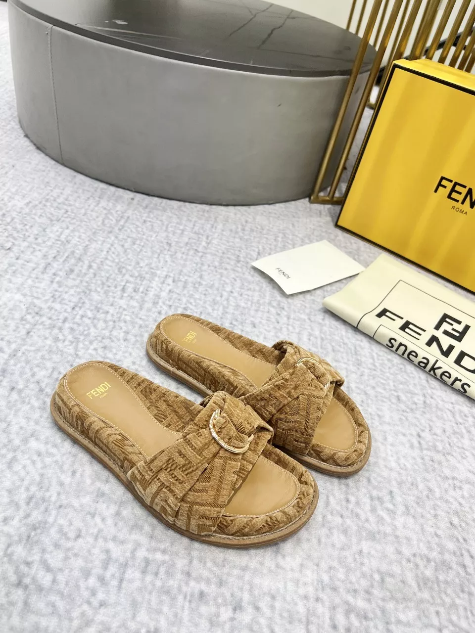 Fendi Slippers For Women Durable 4765