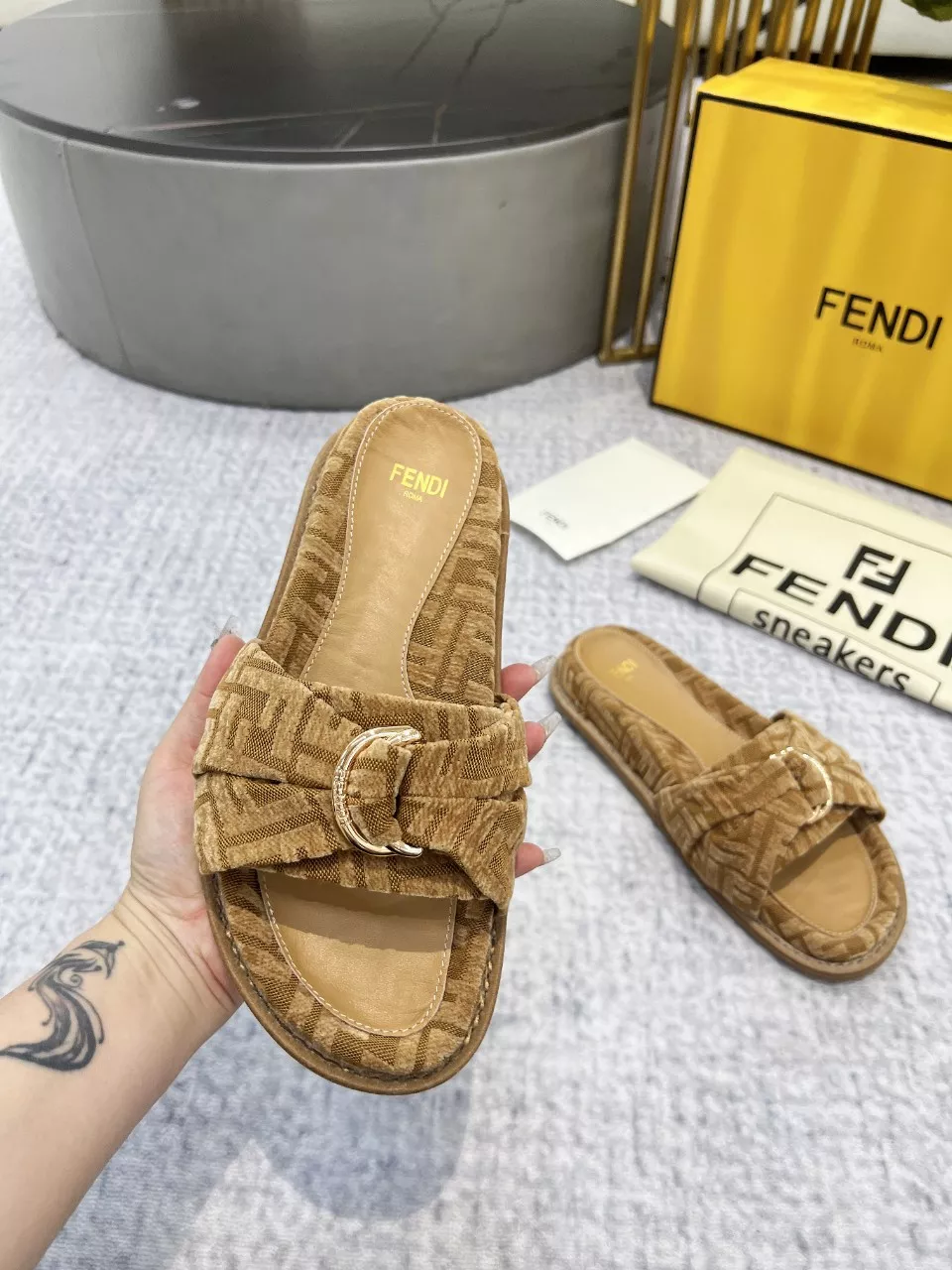 Fendi Slippers For Women Durable 4765