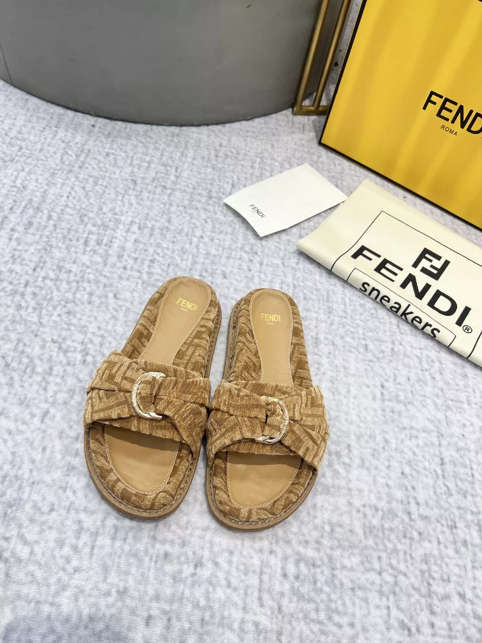 Fendi Slippers For Women Durable 4765