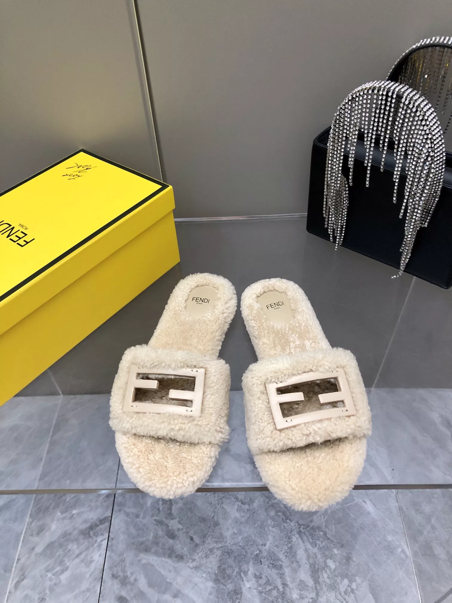 Fendi Slippers For Women EyeCatching 1902