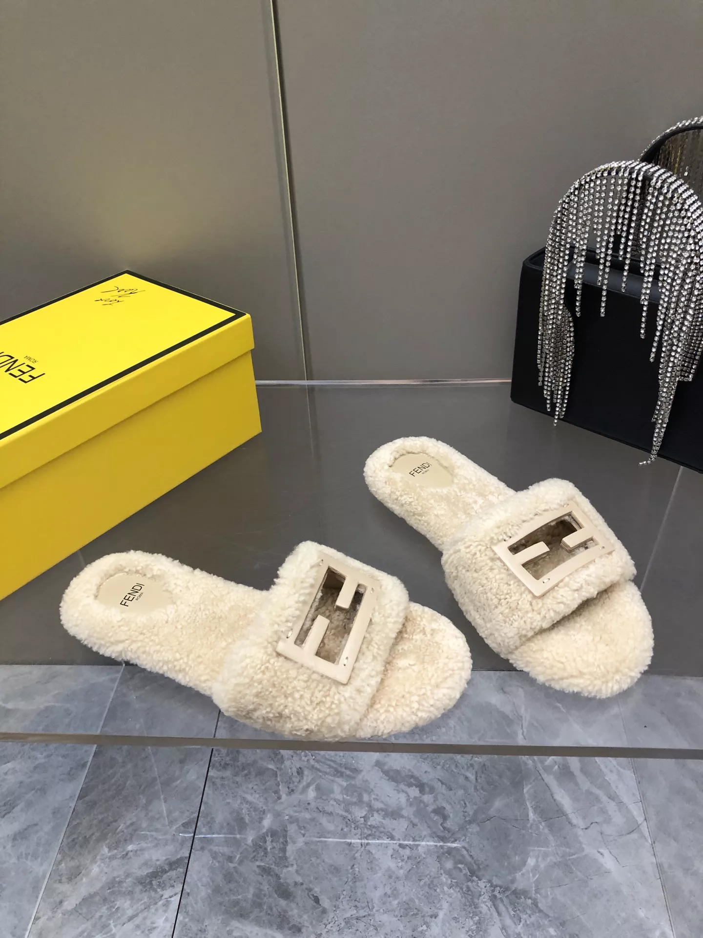 Fendi Slippers For Women EyeCatching 1902