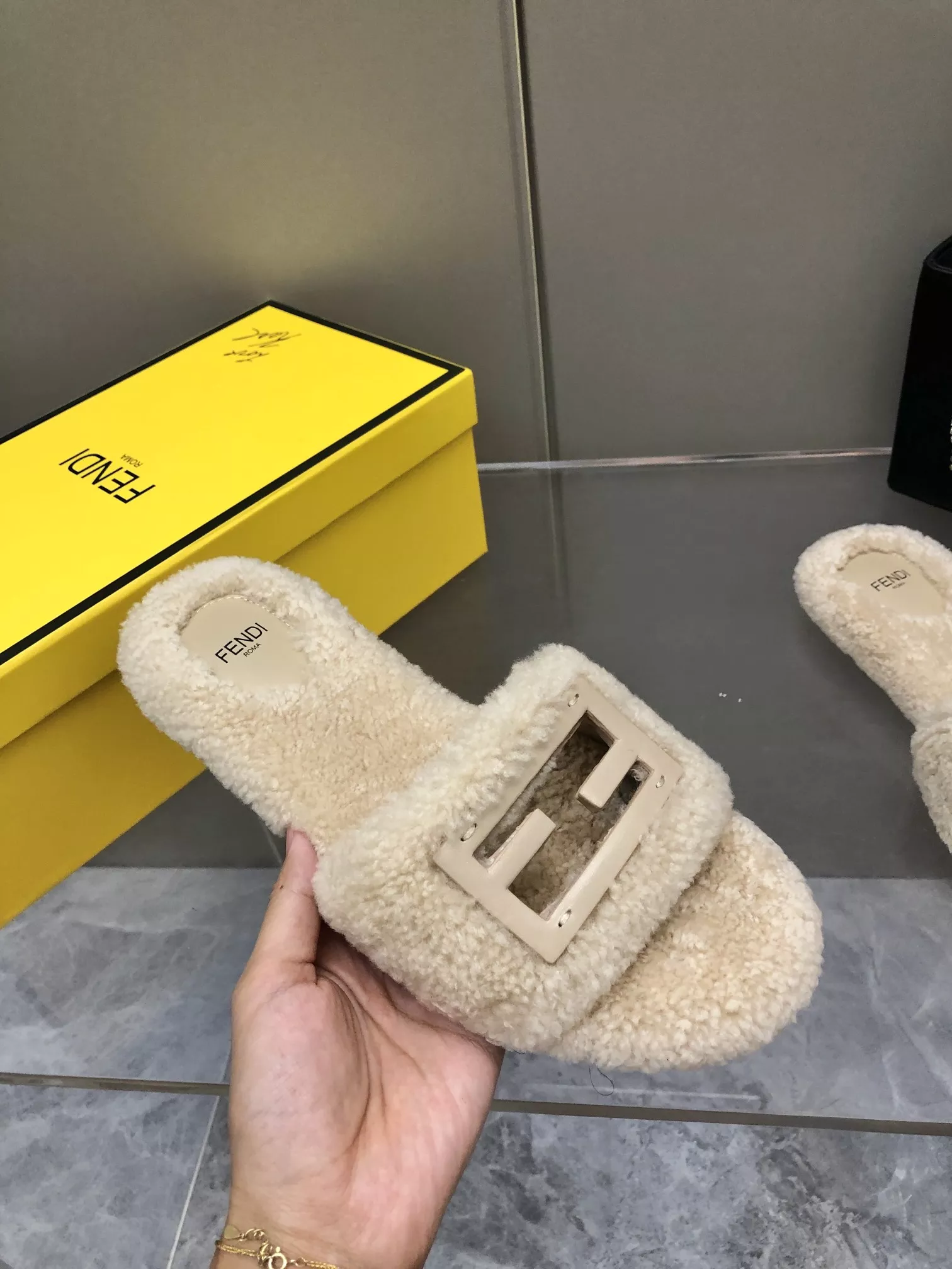 Fendi Slippers For Women EyeCatching 1902