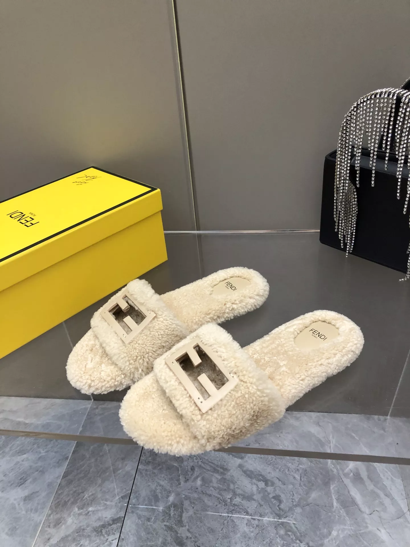 Fendi Slippers For Women EyeCatching 1902