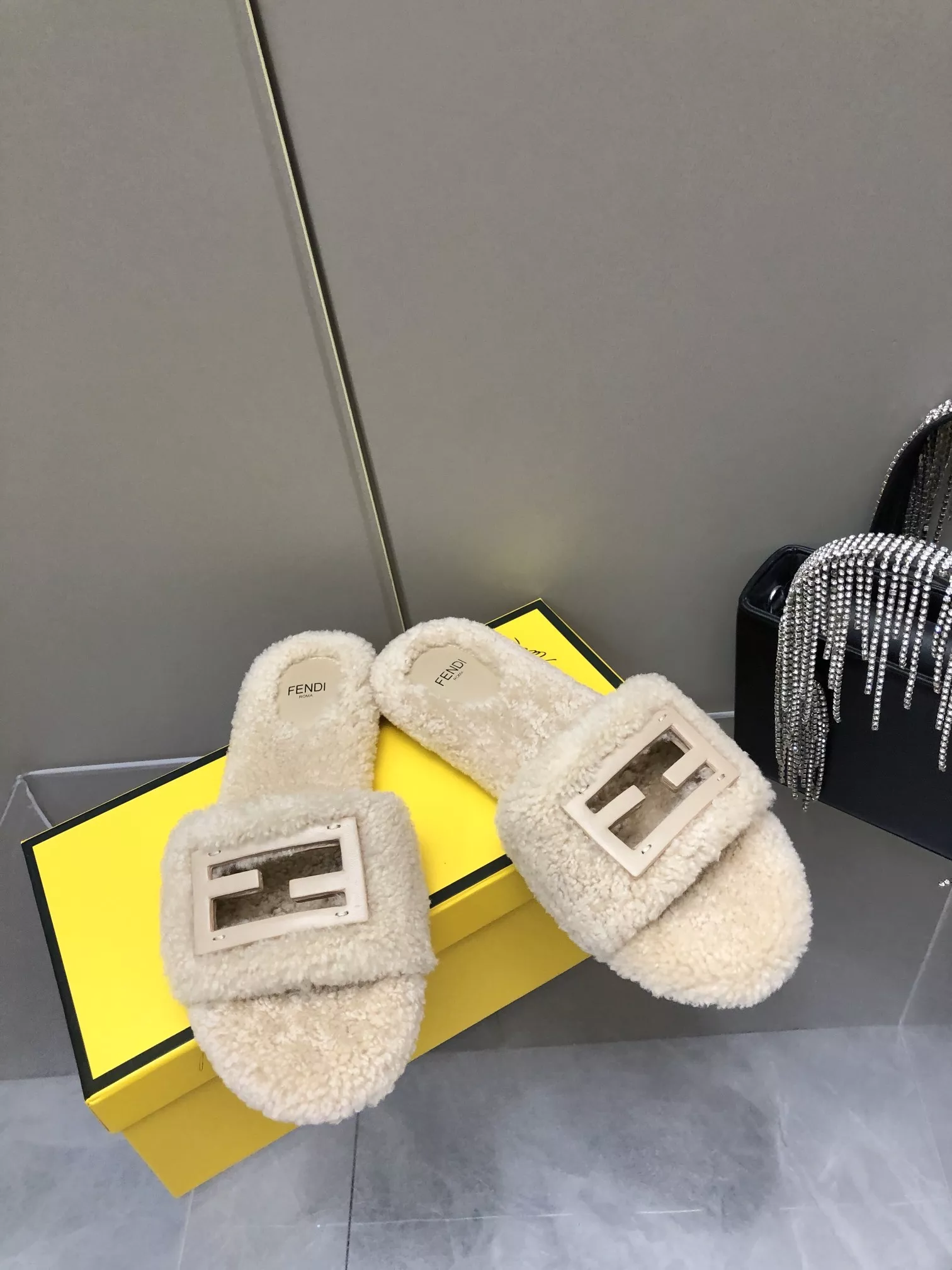 Fendi Slippers For Women EyeCatching 1902