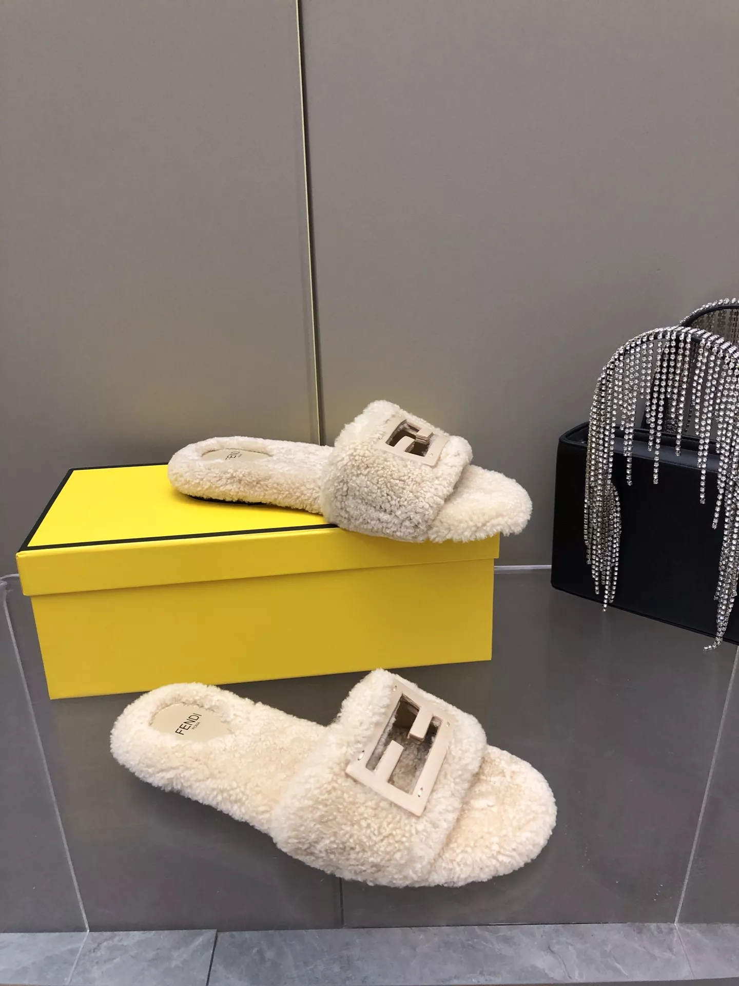 Fendi Slippers For Women EyeCatching 1902