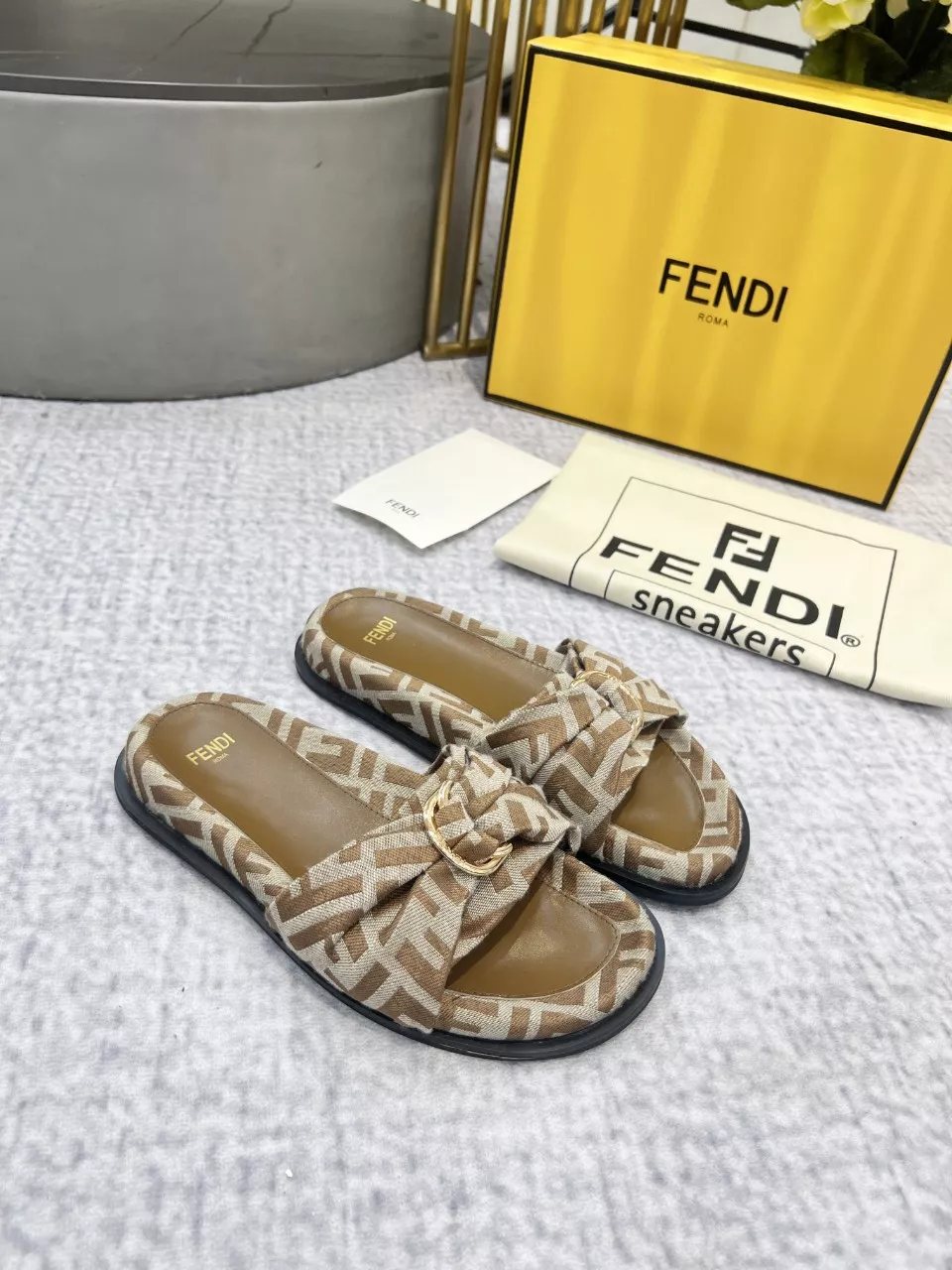 Fendi Slippers For Women EyeCatching 6884