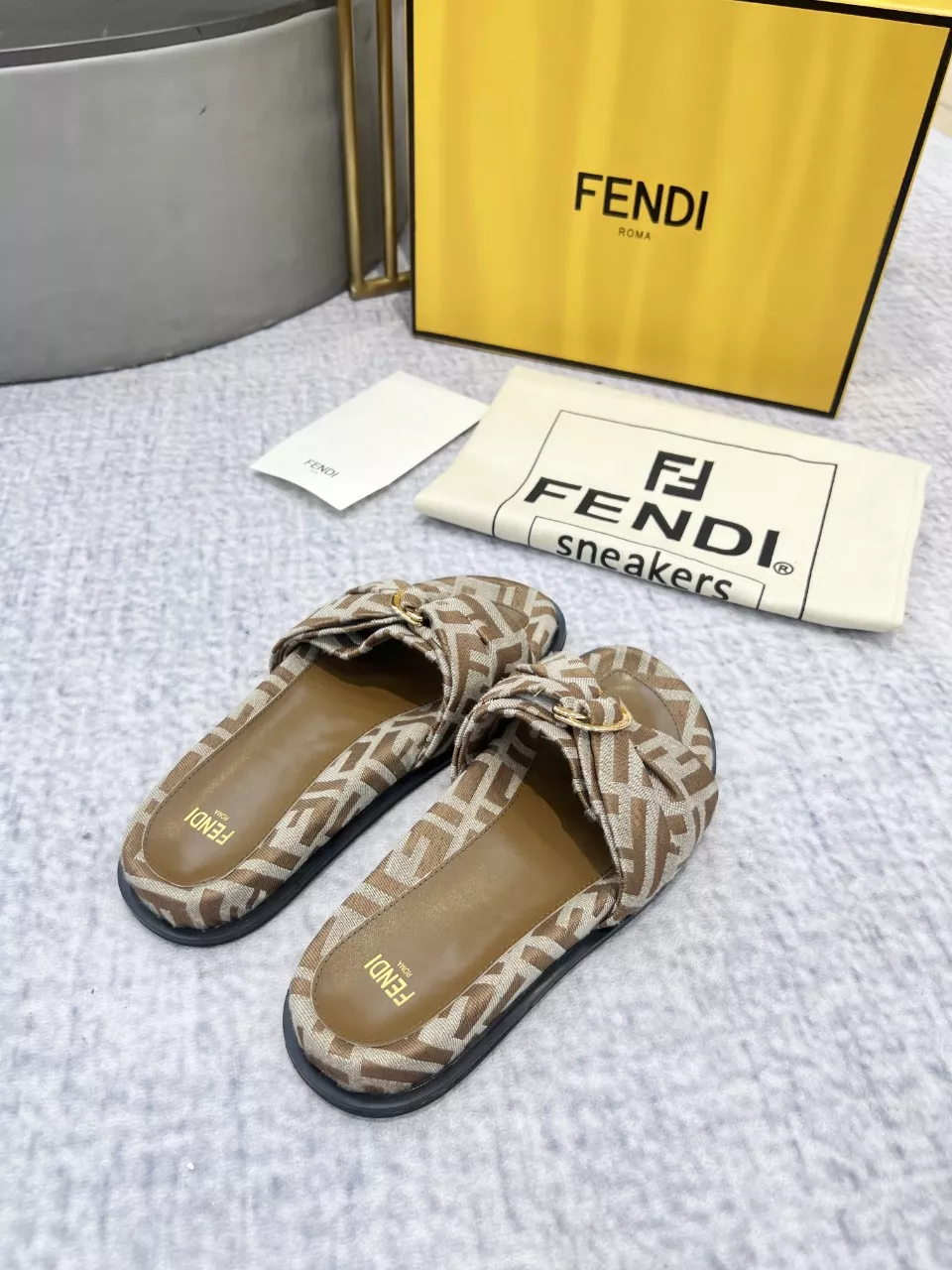 Fendi Slippers For Women EyeCatching 6884