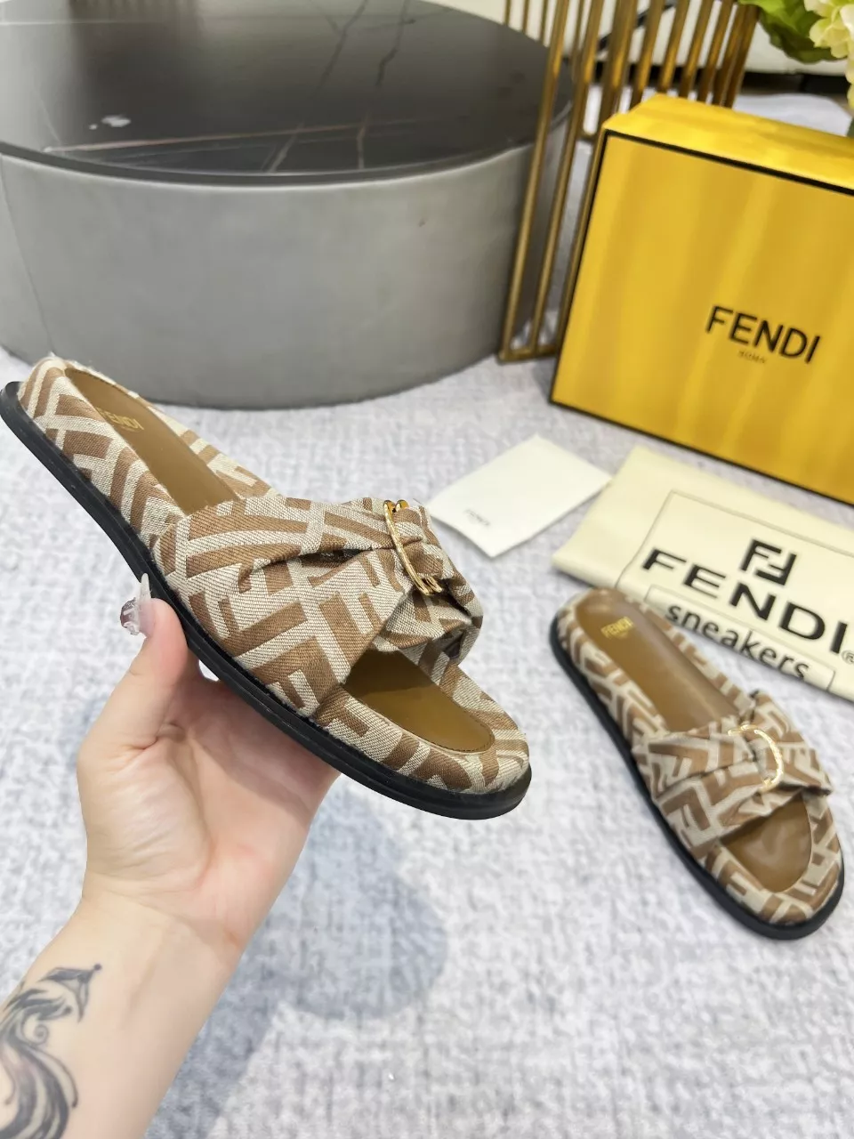 Fendi Slippers For Women EyeCatching 6884