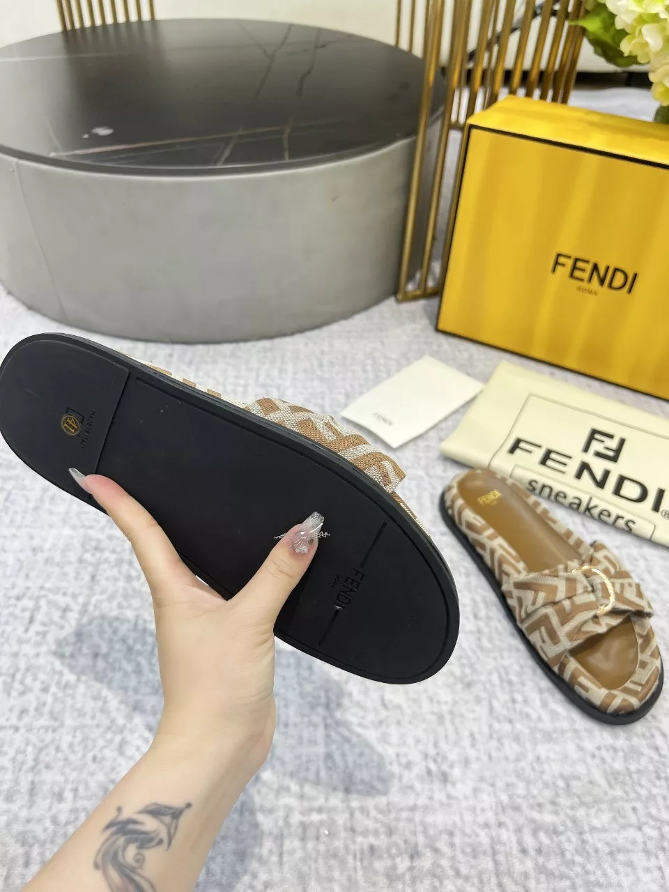 Fendi Slippers For Women EyeCatching 6884