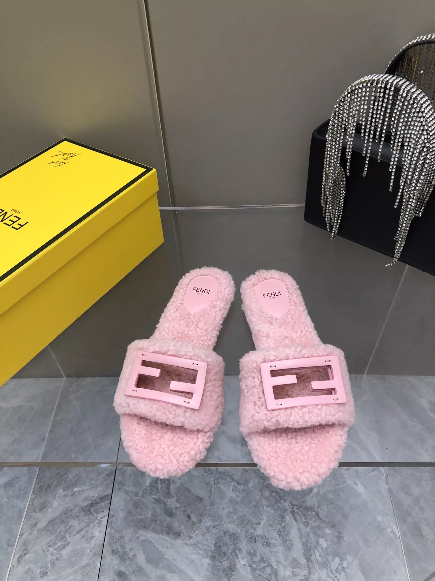 Fendi Slippers For Women EyeCatching 6912
