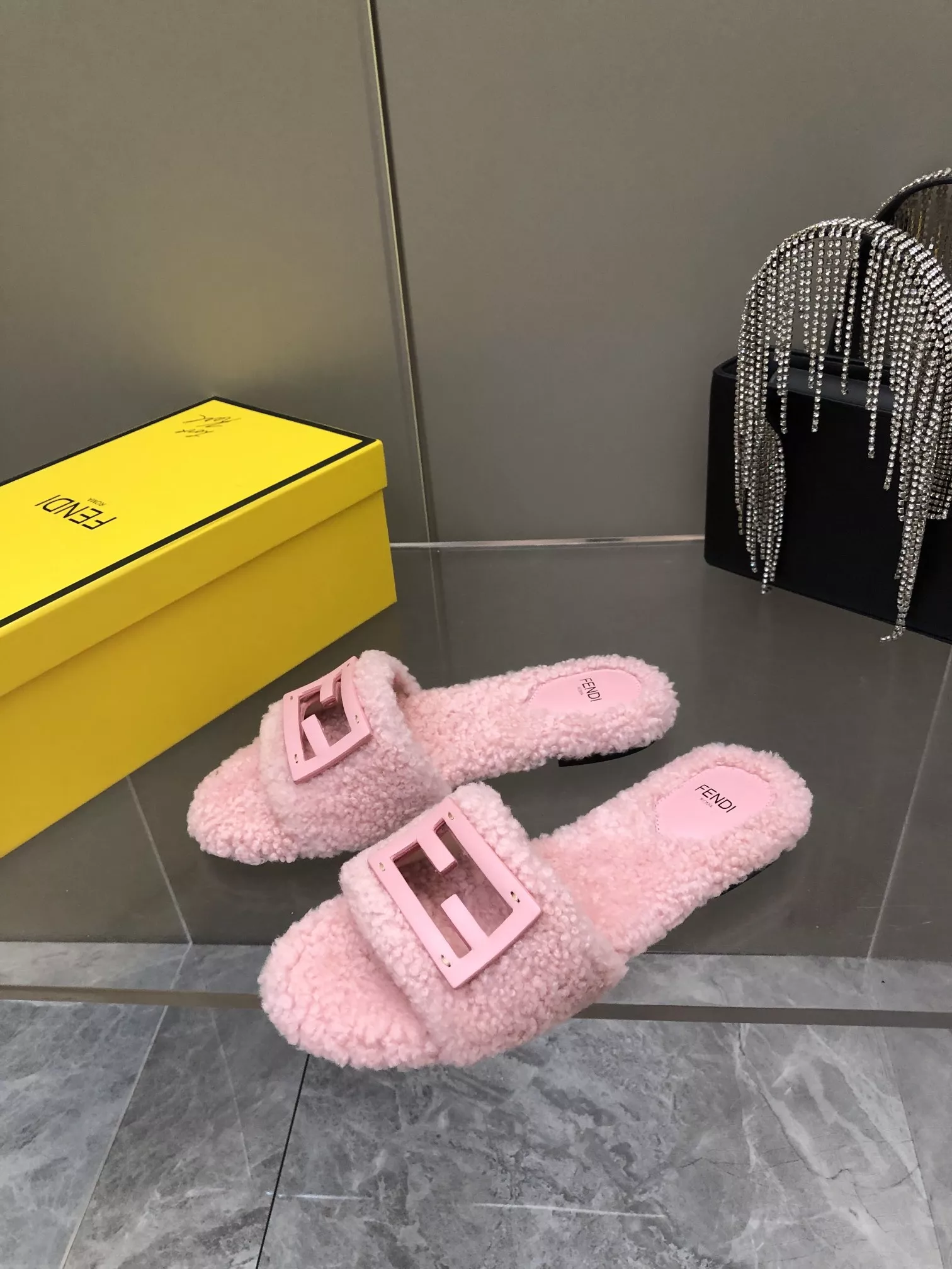 Fendi Slippers For Women EyeCatching 6912