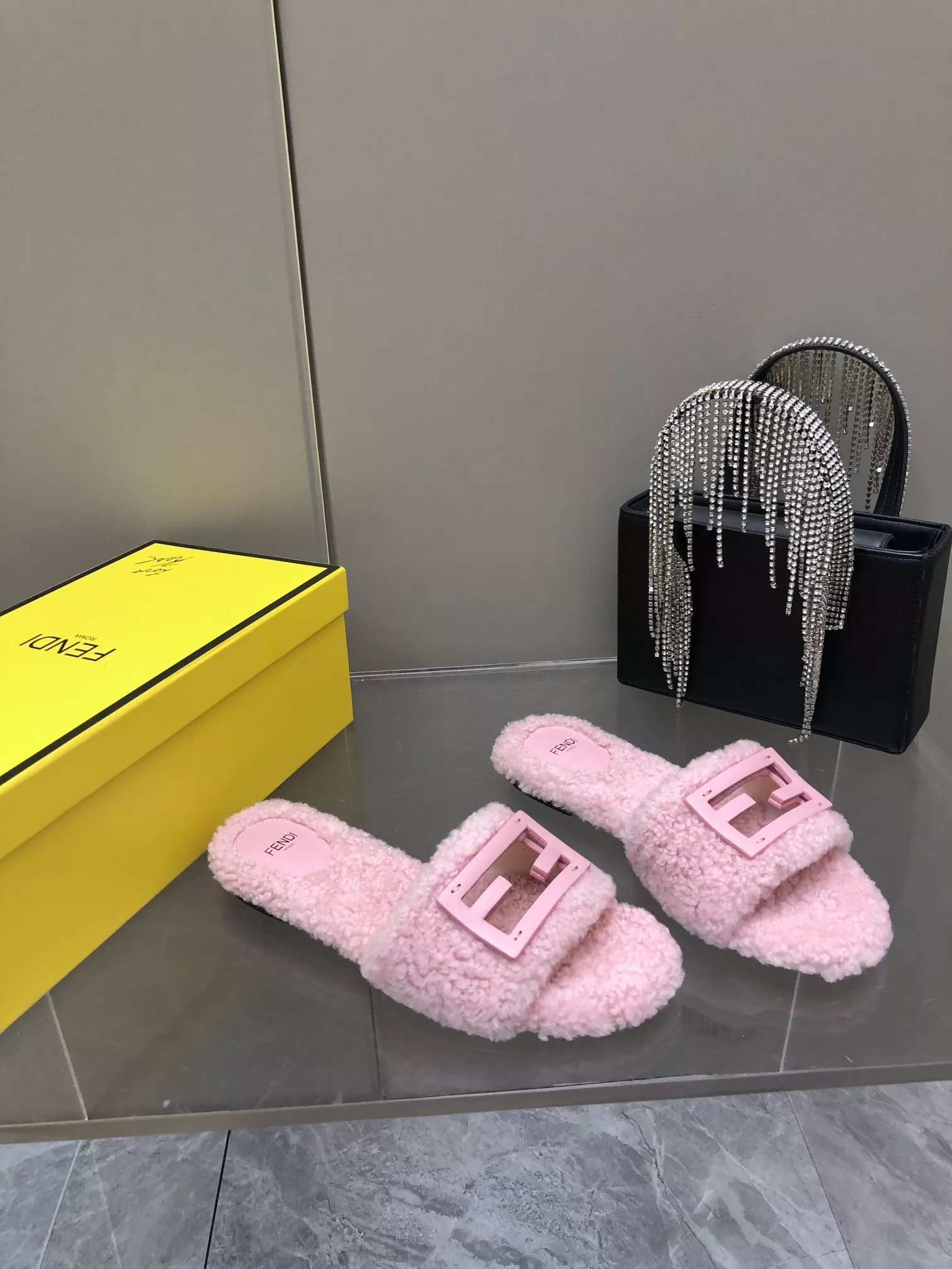 Fendi Slippers For Women EyeCatching 6912