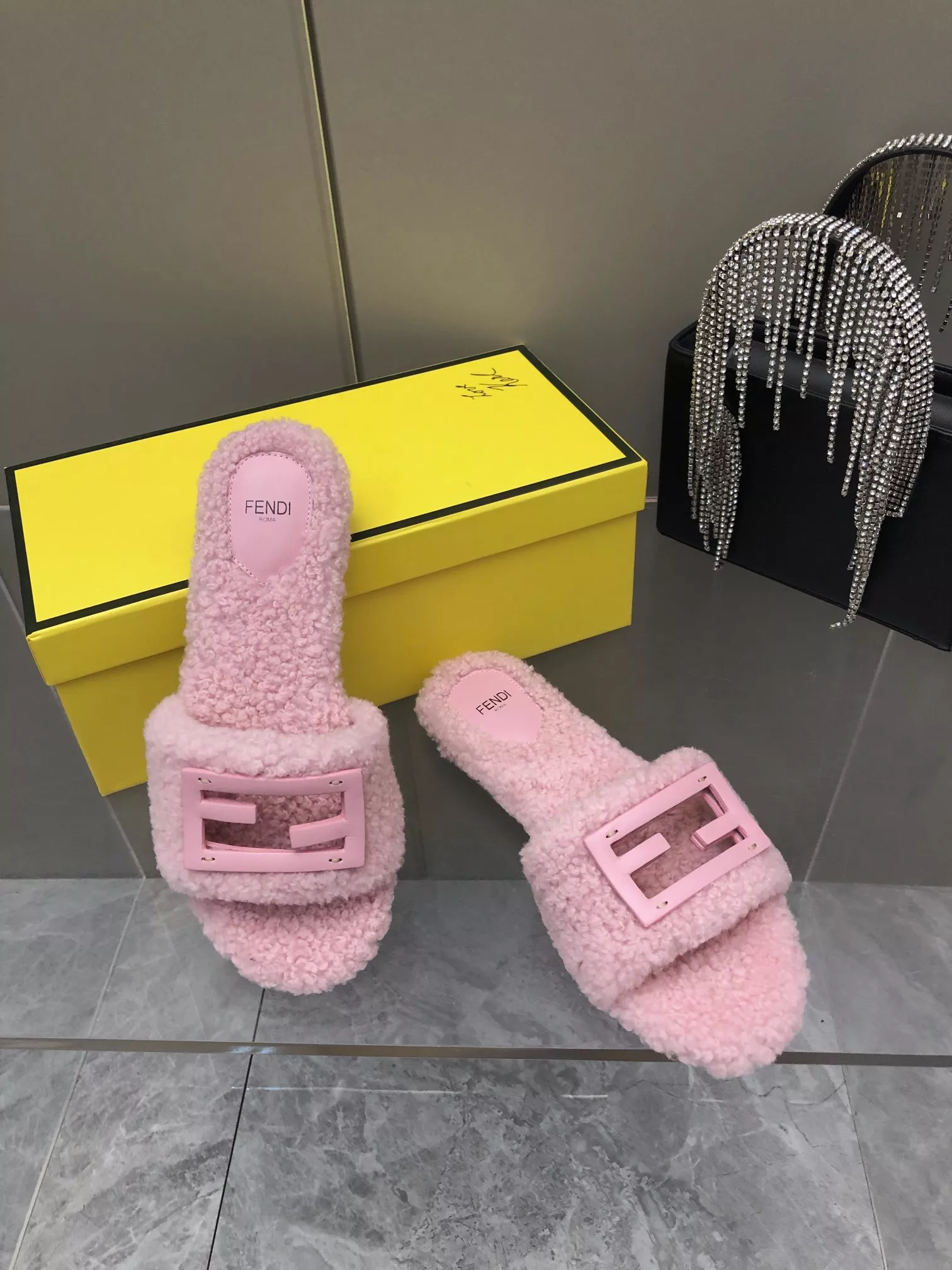 Fendi Slippers For Women EyeCatching 6912