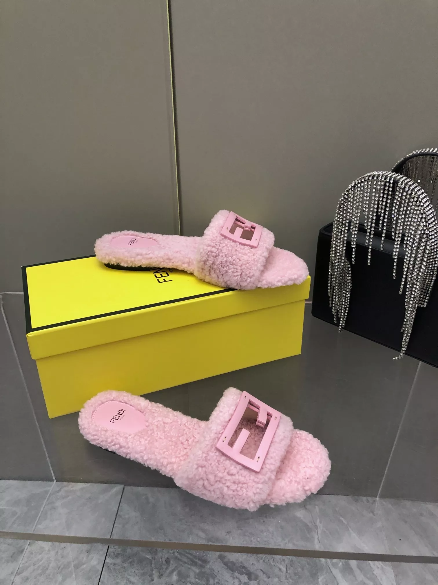 Fendi Slippers For Women EyeCatching 6912