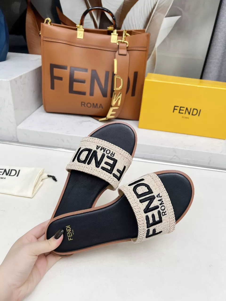Fendi Slippers For Women Fashionable 2782