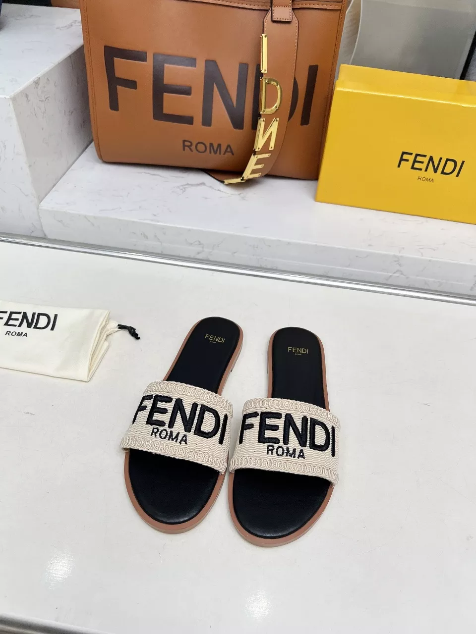 Fendi Slippers For Women Fashionable 2782