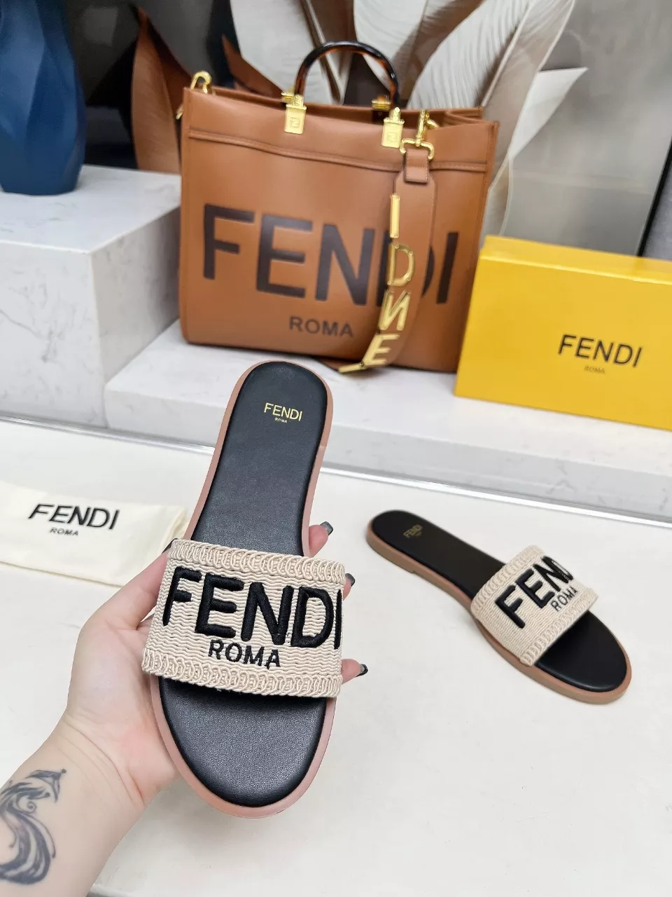 Fendi Slippers For Women Fashionable 2782