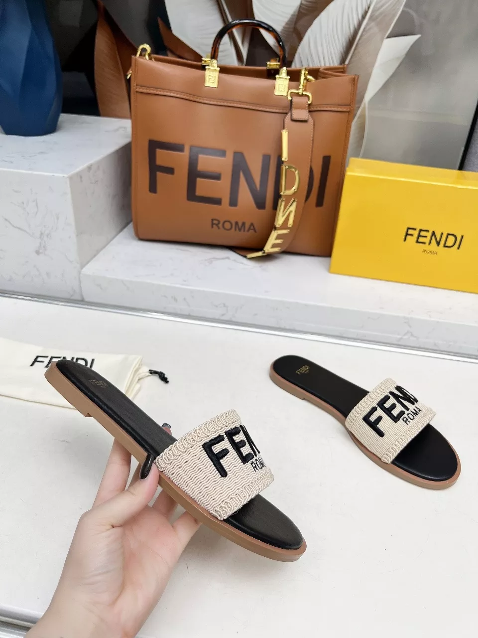 Fendi Slippers For Women Fashionable 2782
