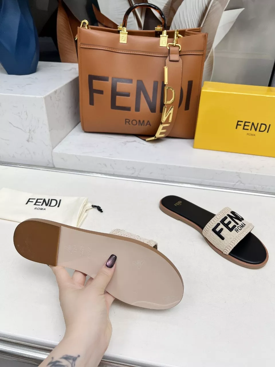Fendi Slippers For Women Fashionable 2782