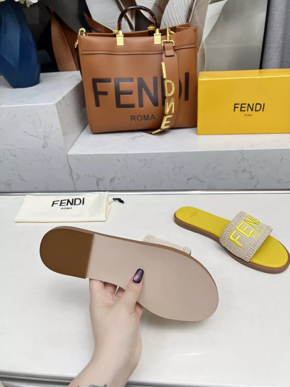 Fendi Slippers For Women Fashionable 9105