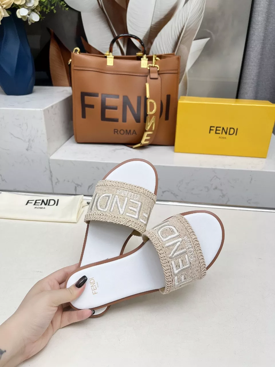 Fendi Slippers For Women Fashionable 9105