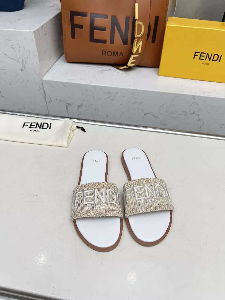 Fendi Slippers For Women Fashionable 9105