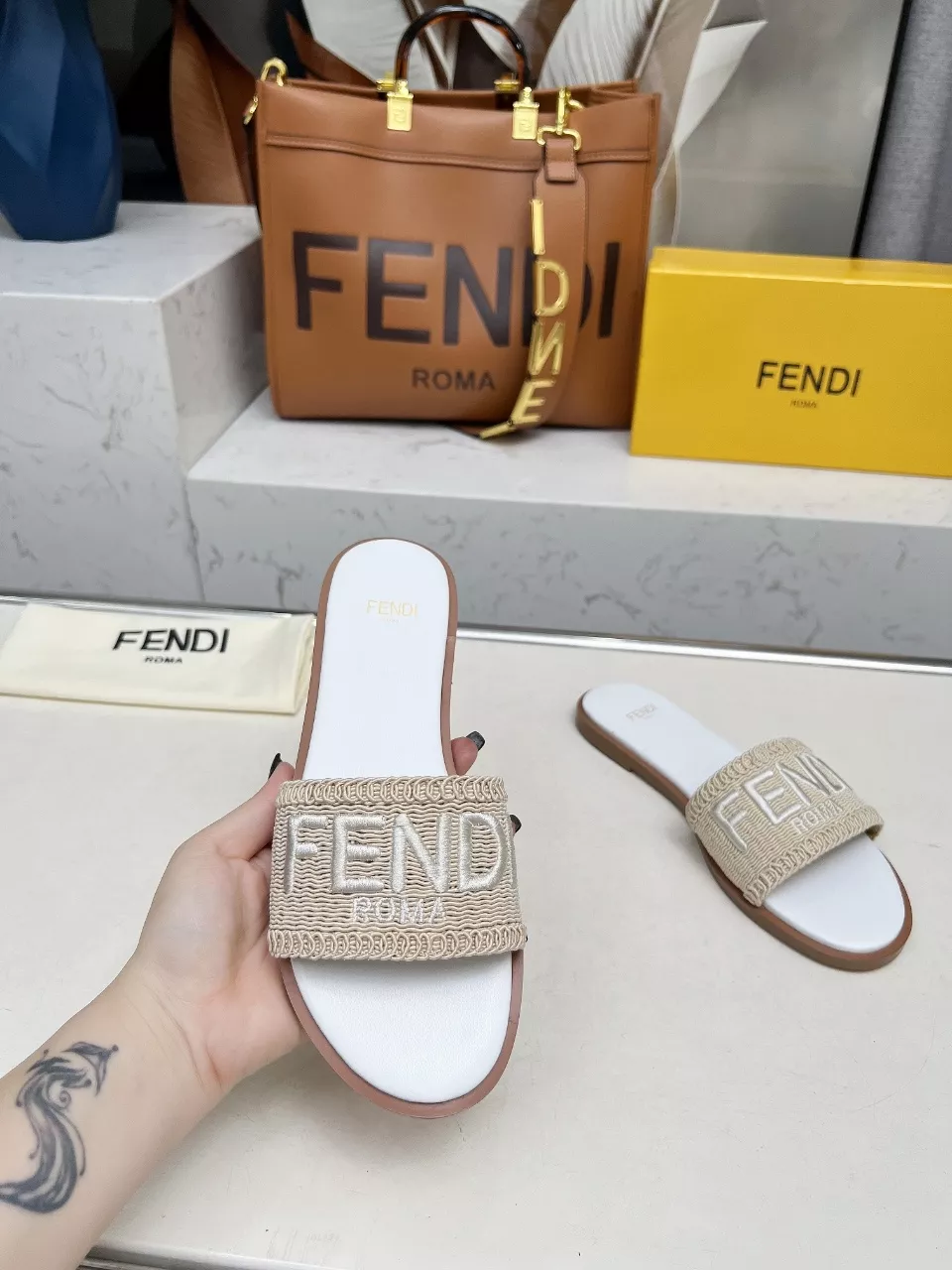 Fendi Slippers For Women Fashionable 9105