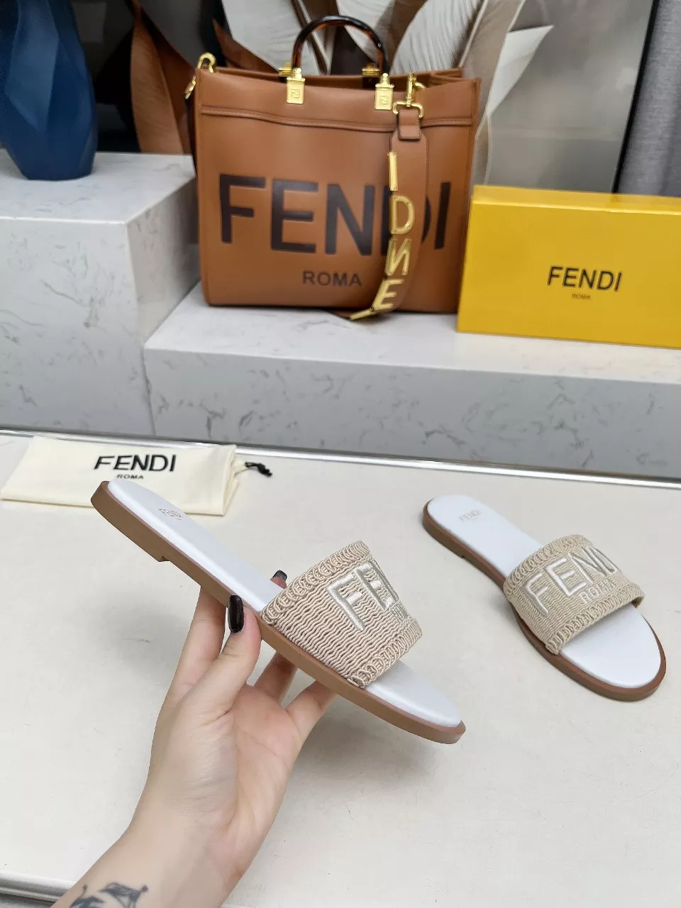 Fendi Slippers For Women Fashionable 9105