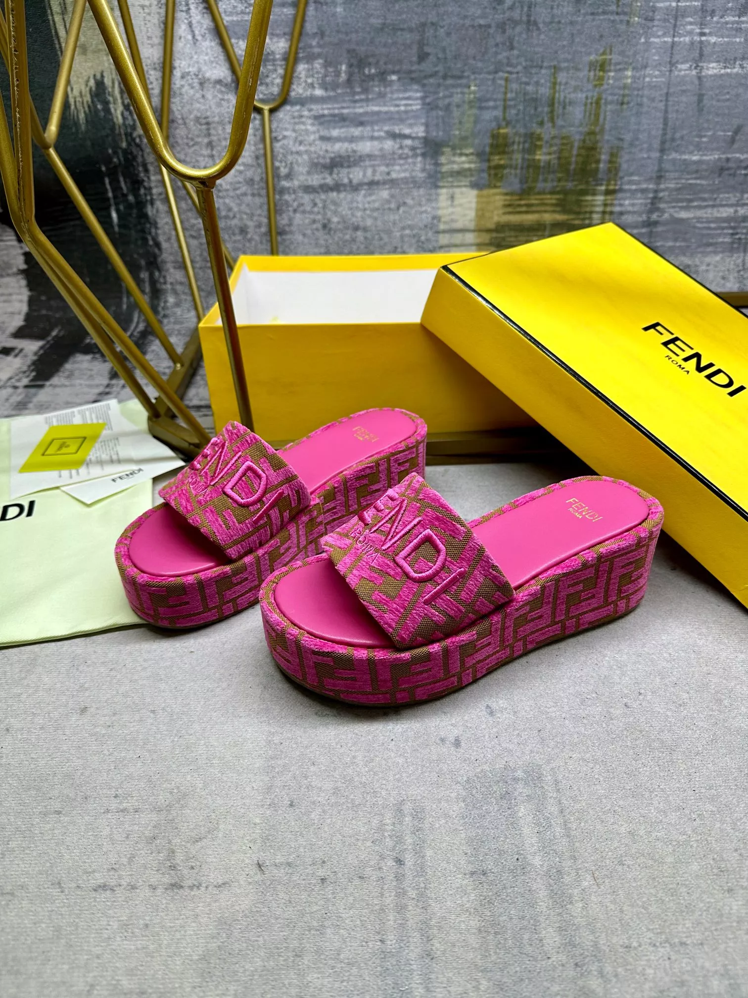 Fendi Slippers For Women Lightweight 584
