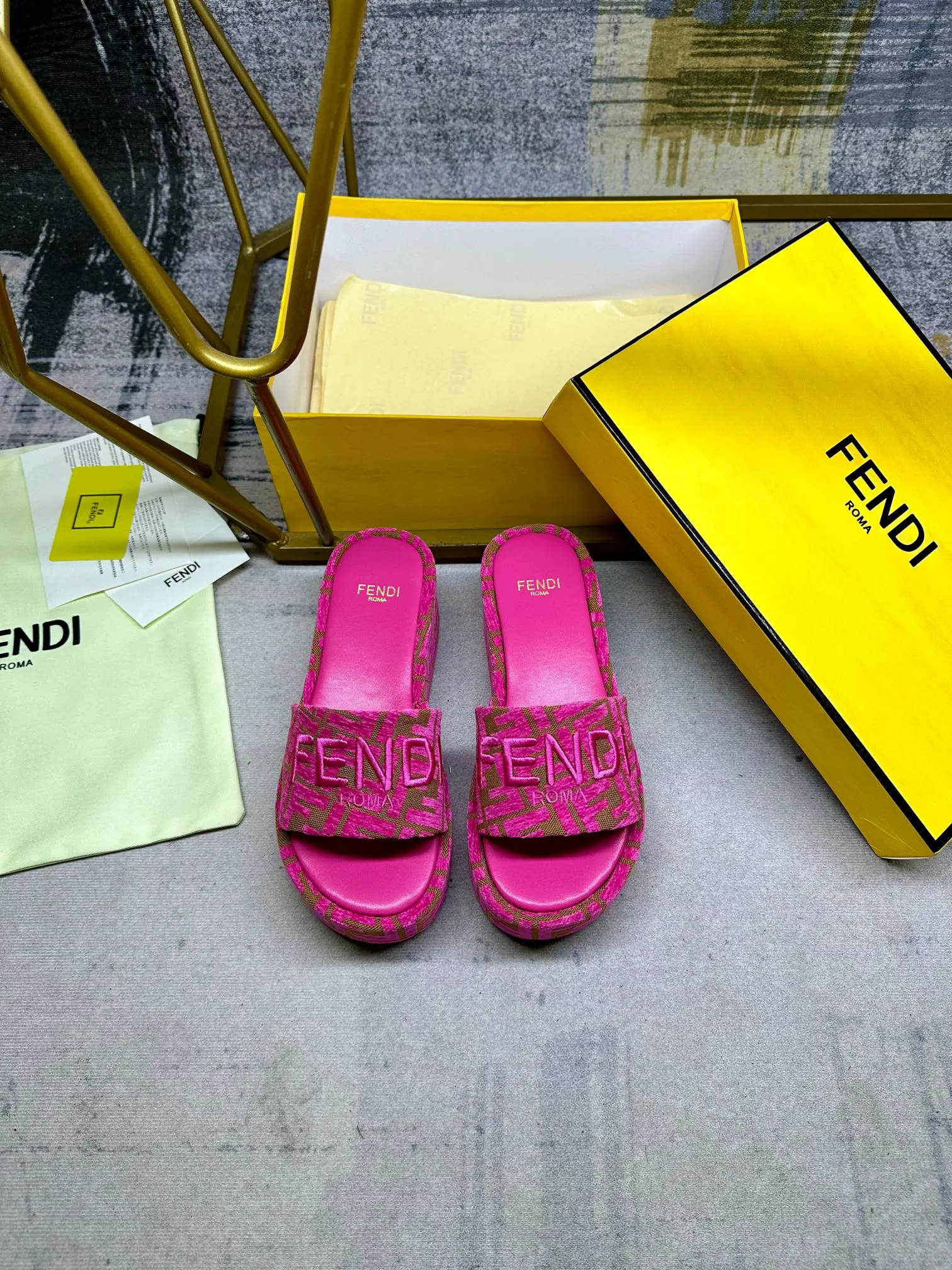 Fendi Slippers For Women Lightweight 584