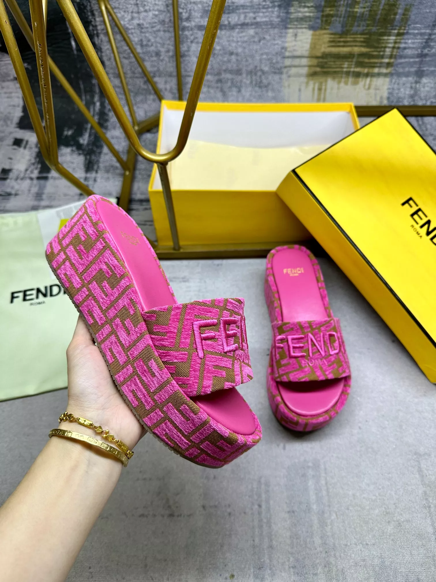 Fendi Slippers For Women Lightweight 584