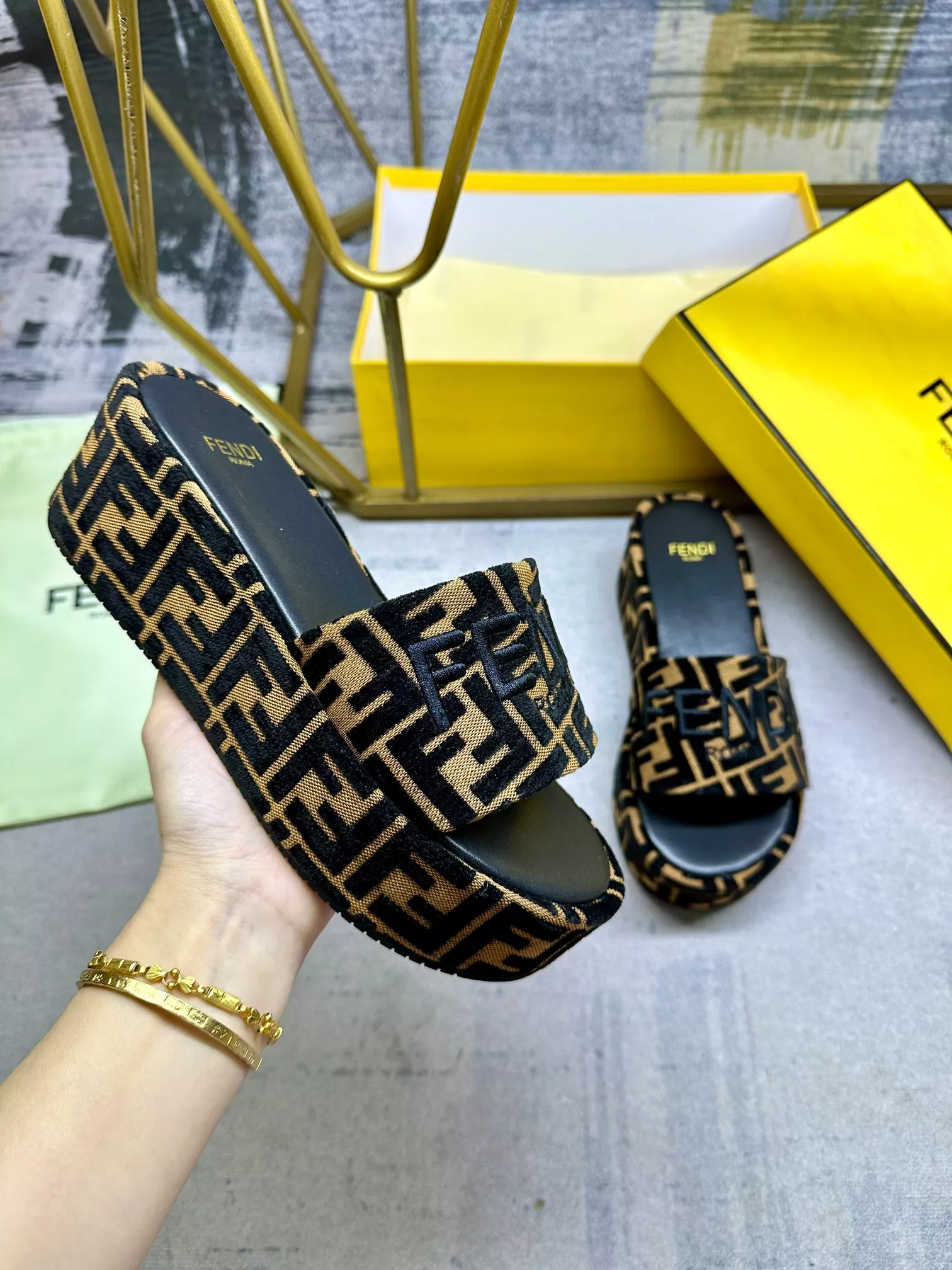 Fendi Slippers For Women Popular 972