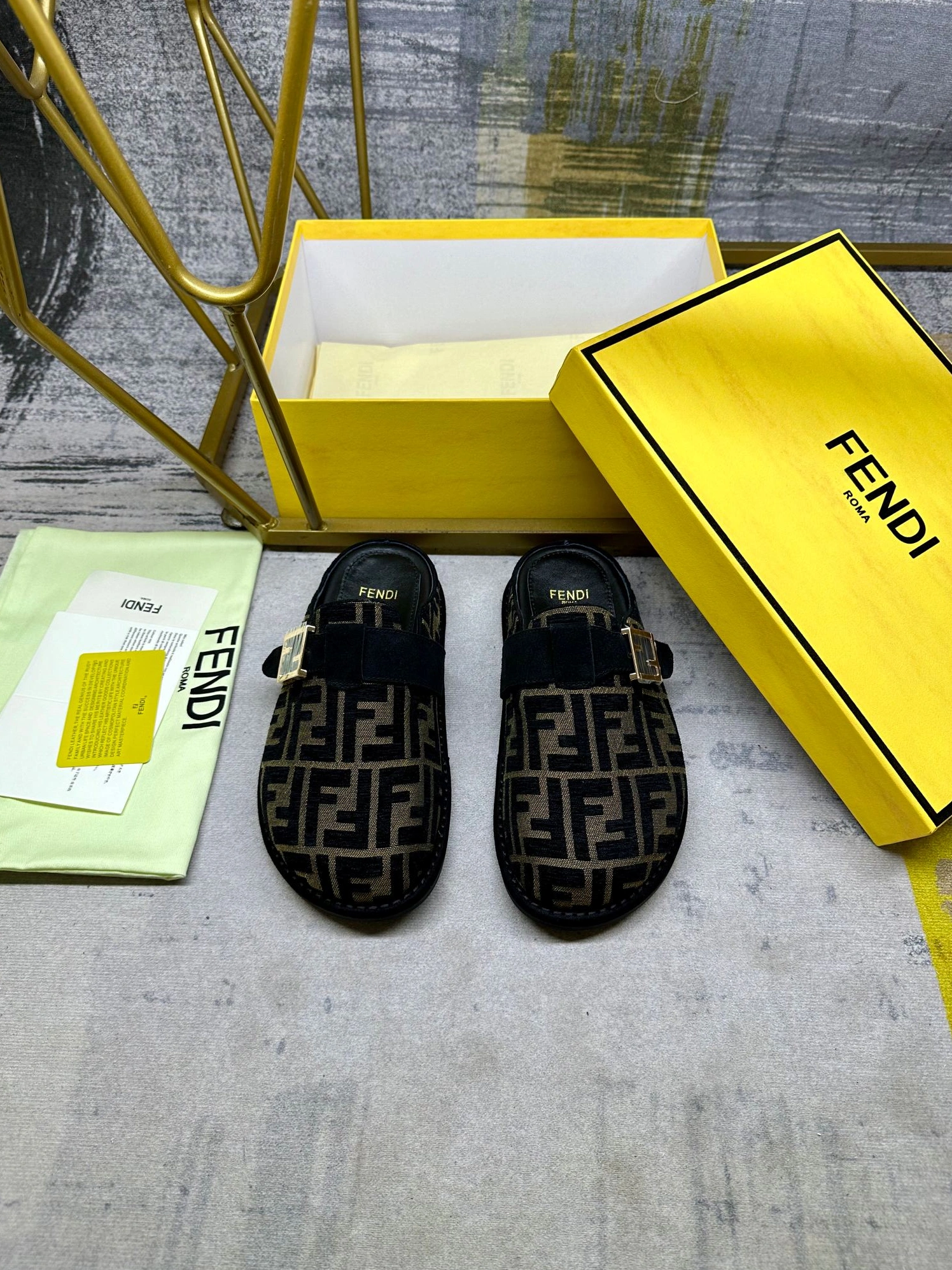 Fendi Slippers For Women Practical 106