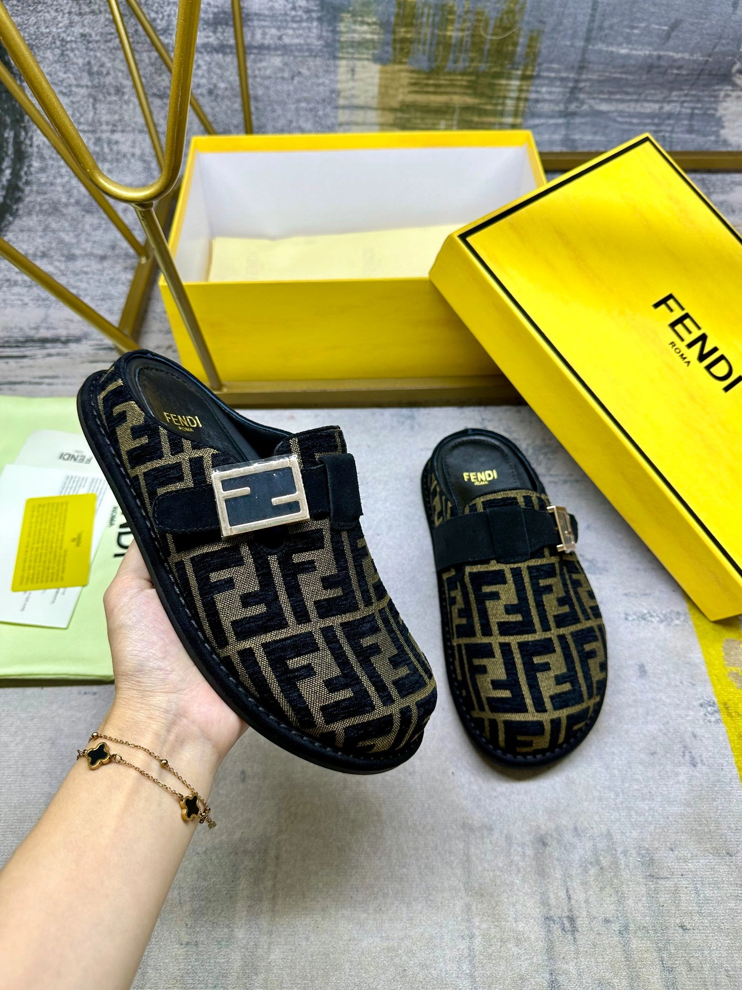 Fendi Slippers For Women Practical 106