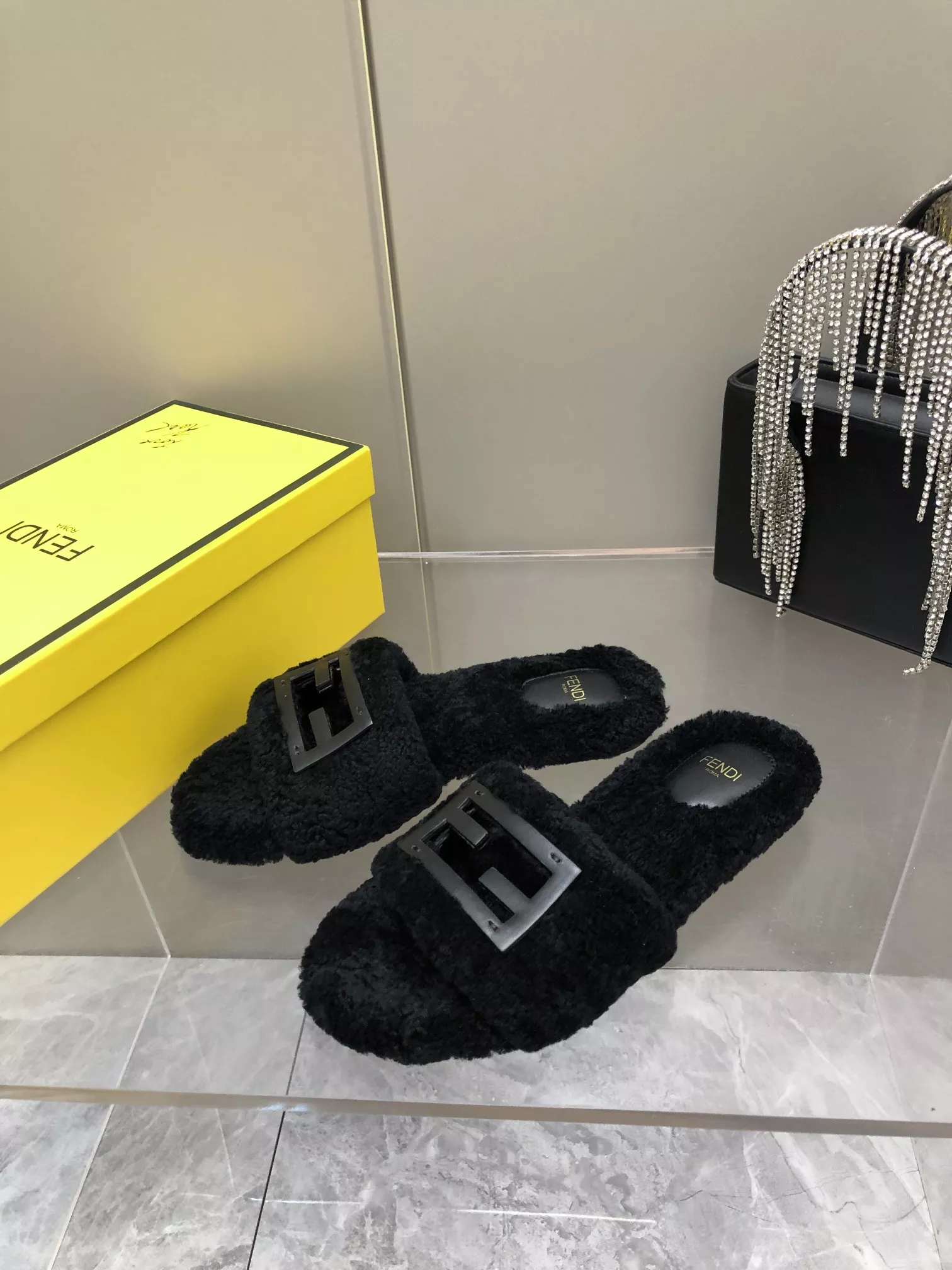 Fendi Slippers For Women Practical 6336