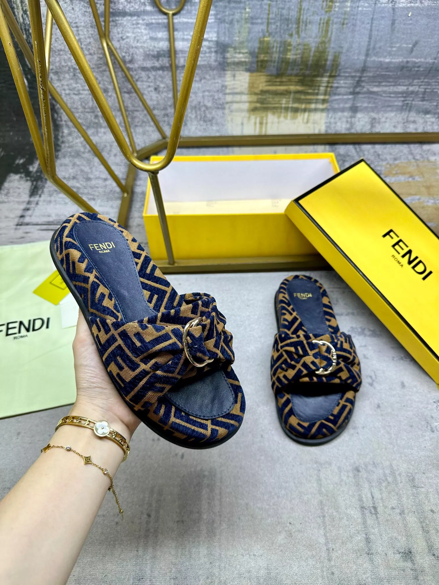 Fendi Slippers For Women Practical 6668