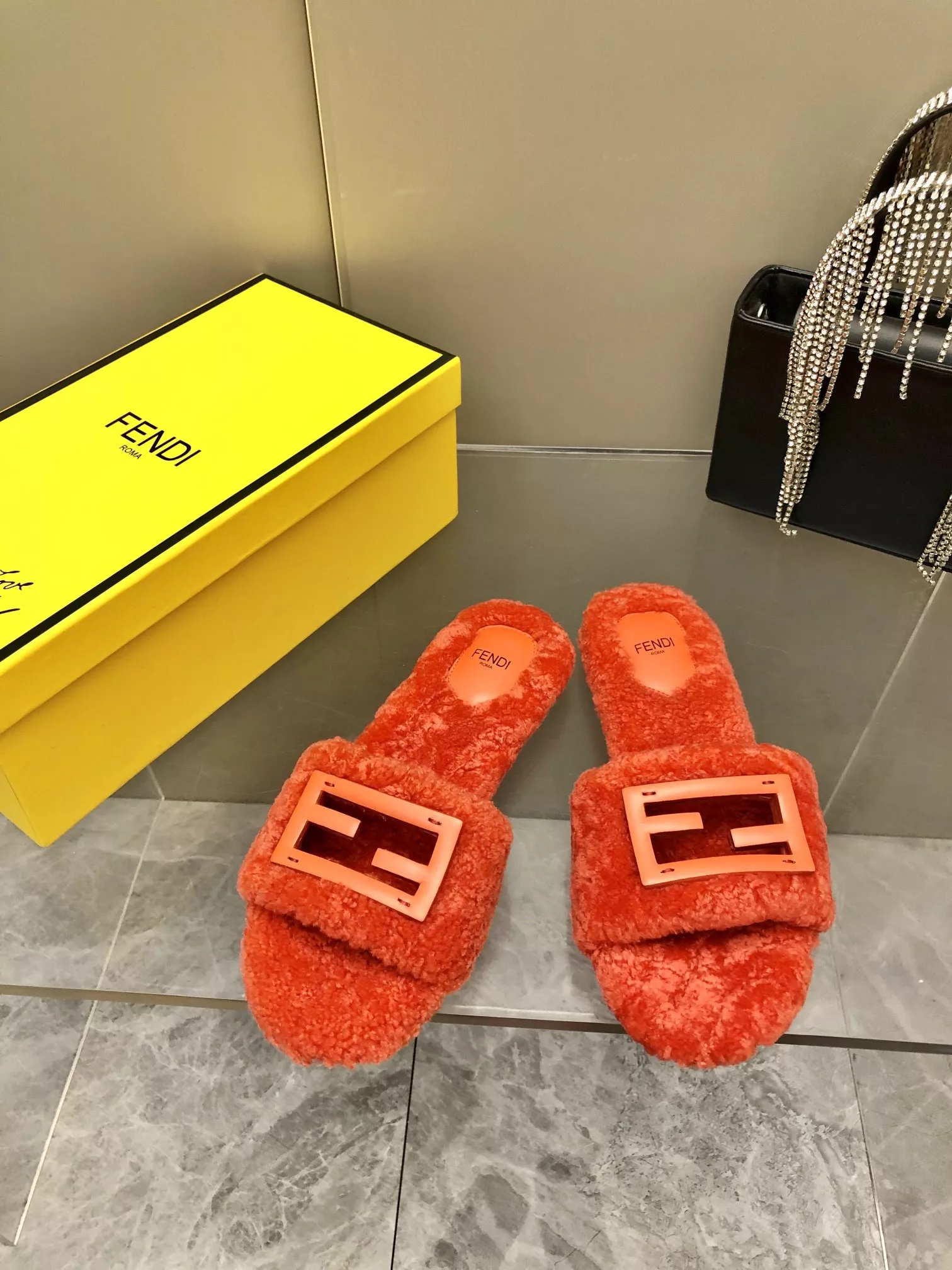 Fendi Slippers For Women Practical 8835