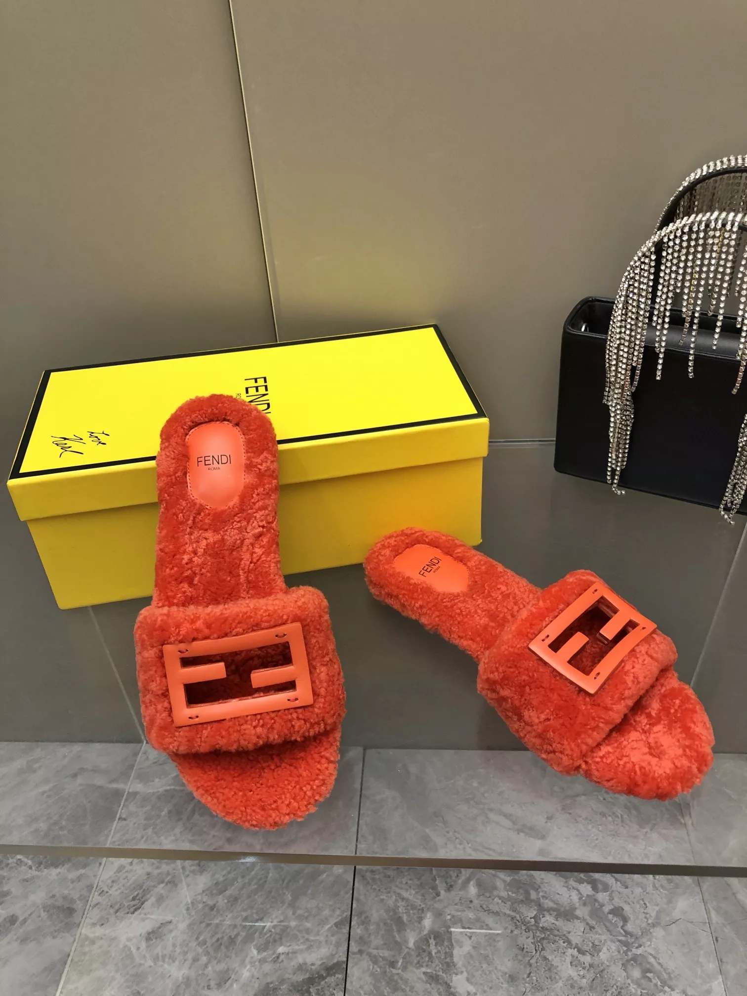 Fendi Slippers For Women Practical 8835