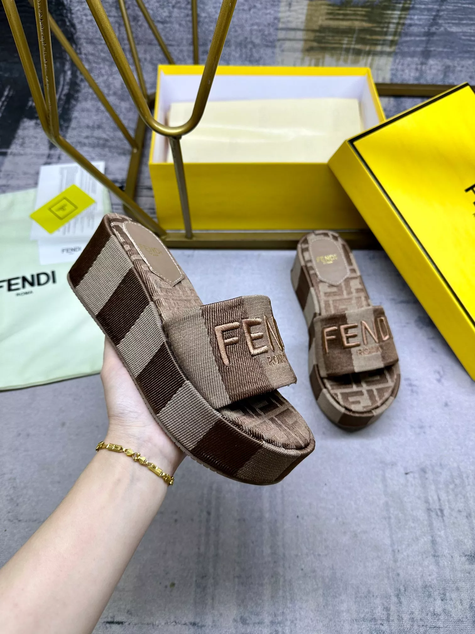 Fendi Slippers For Women StreetReady 3055