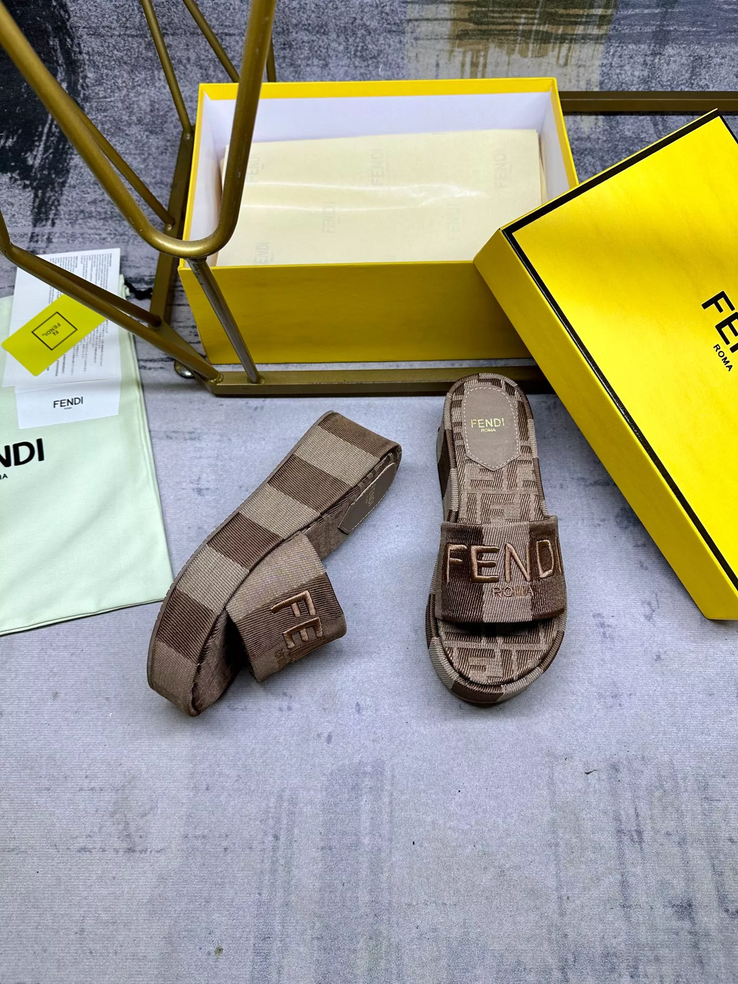 Fendi Slippers For Women StreetReady 3055