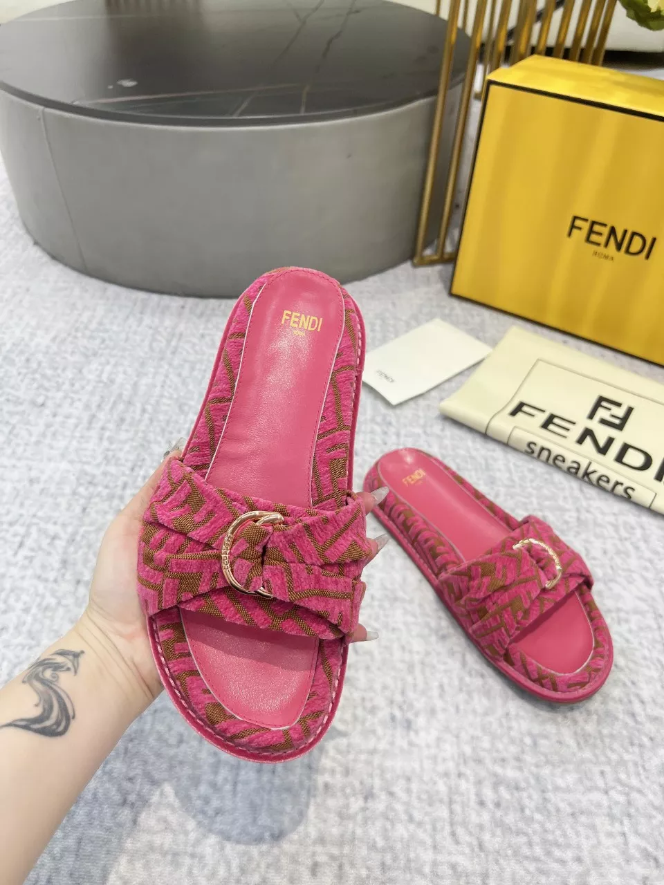 Fendi Slippers For Women StreetReady 4926