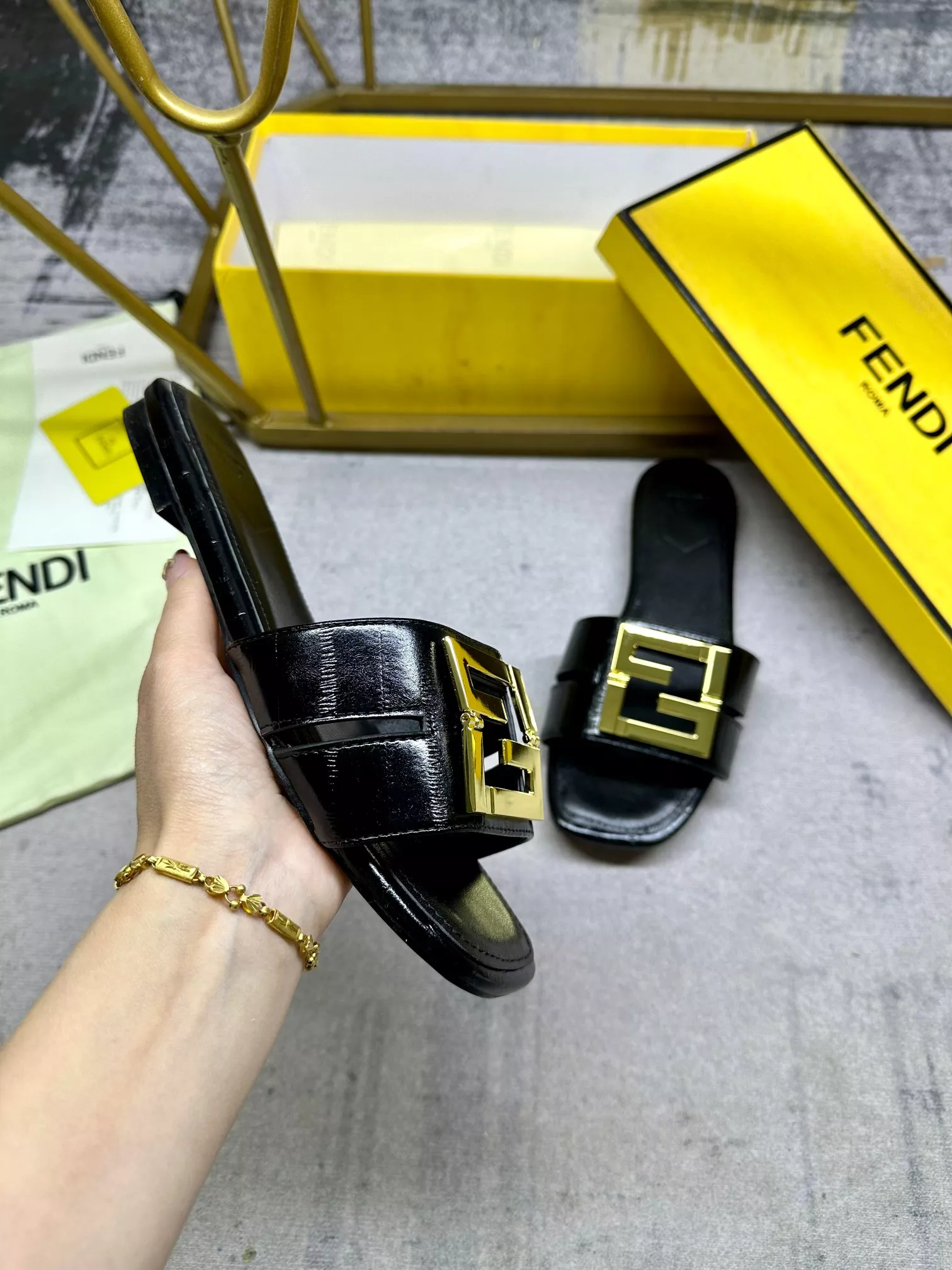 Fendi Slippers For Women Unique 8800
