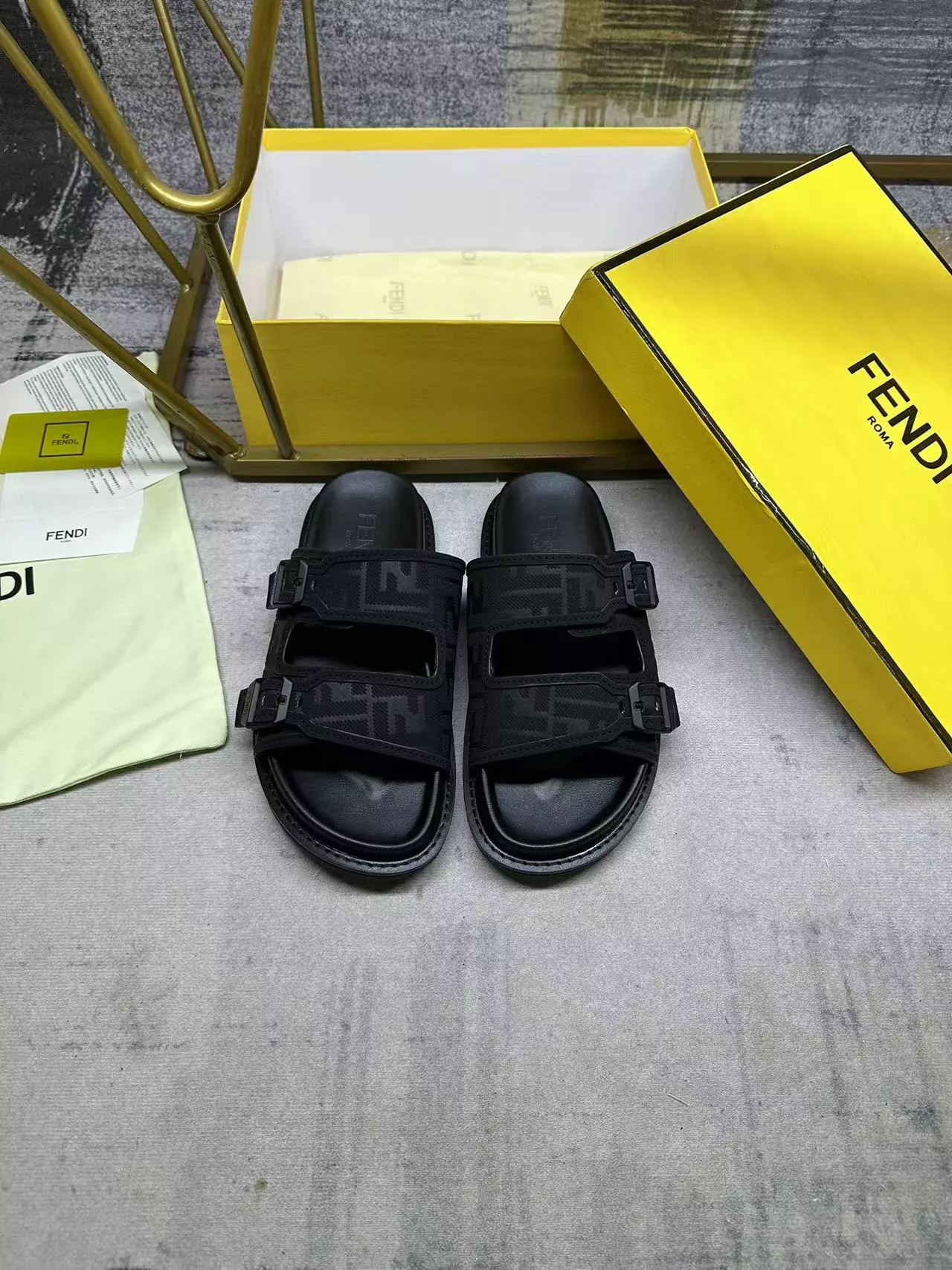 Fendi Slippers For Women Versatile 8239