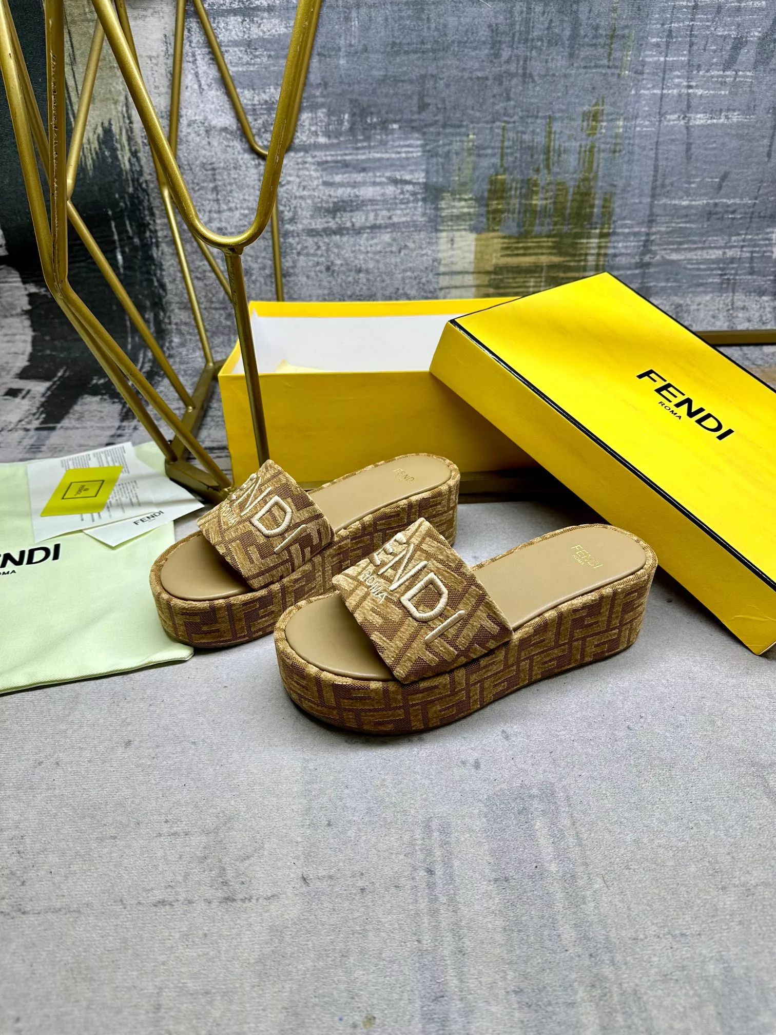 Fendi Slippers For Women Vibrant 3054