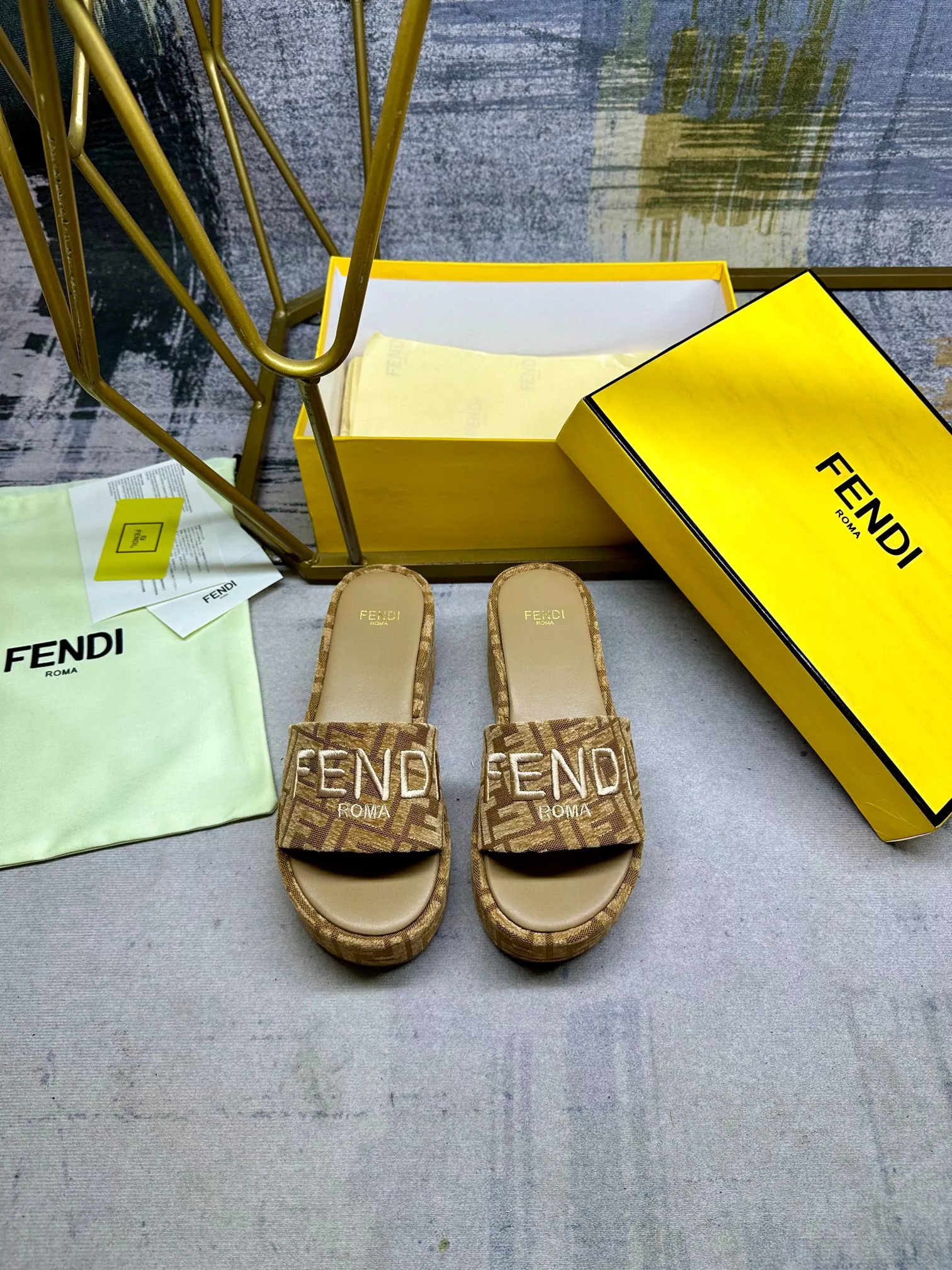 Fendi Slippers For Women Vibrant 3054