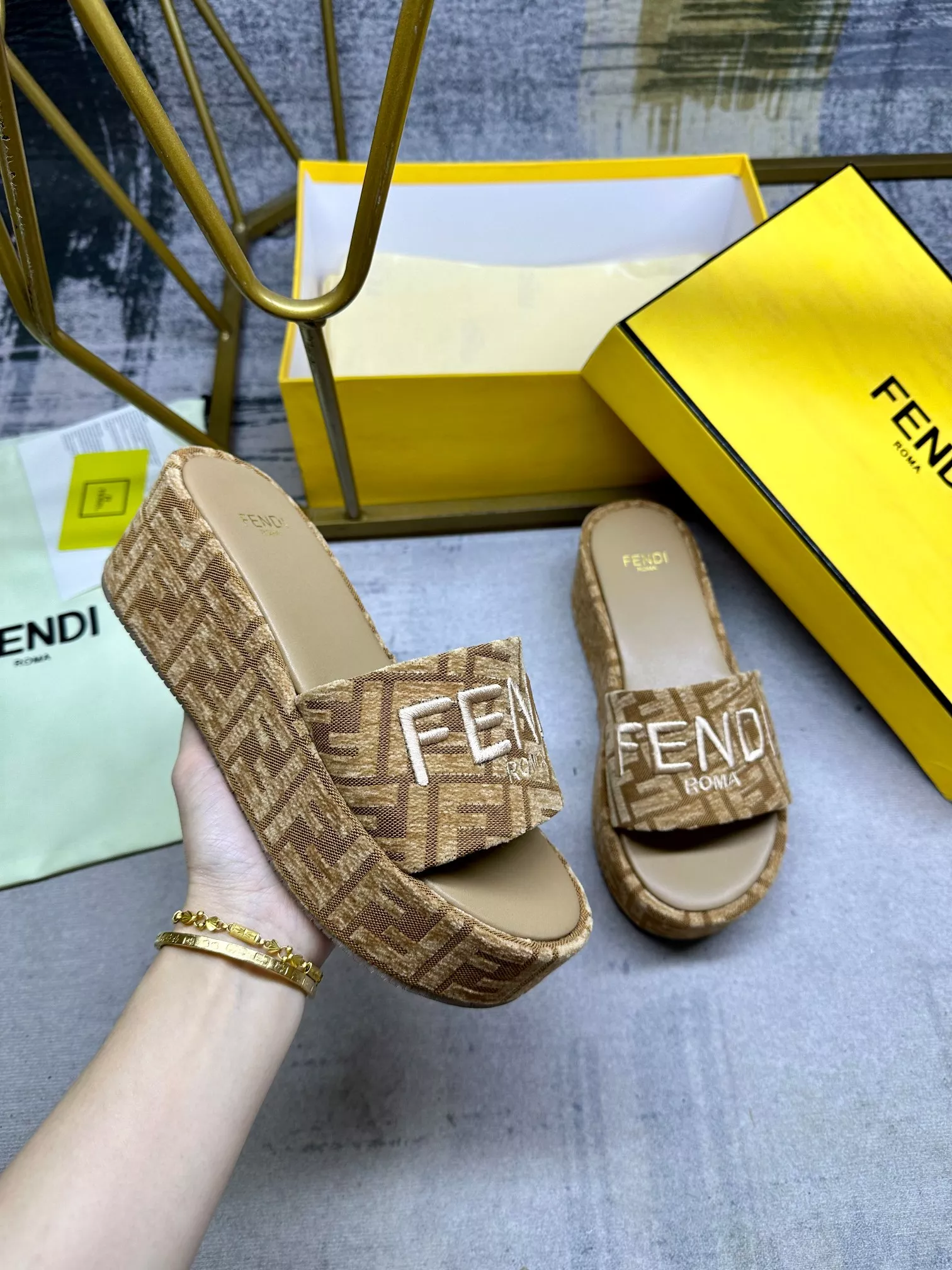 Fendi Slippers For Women Vibrant 3054