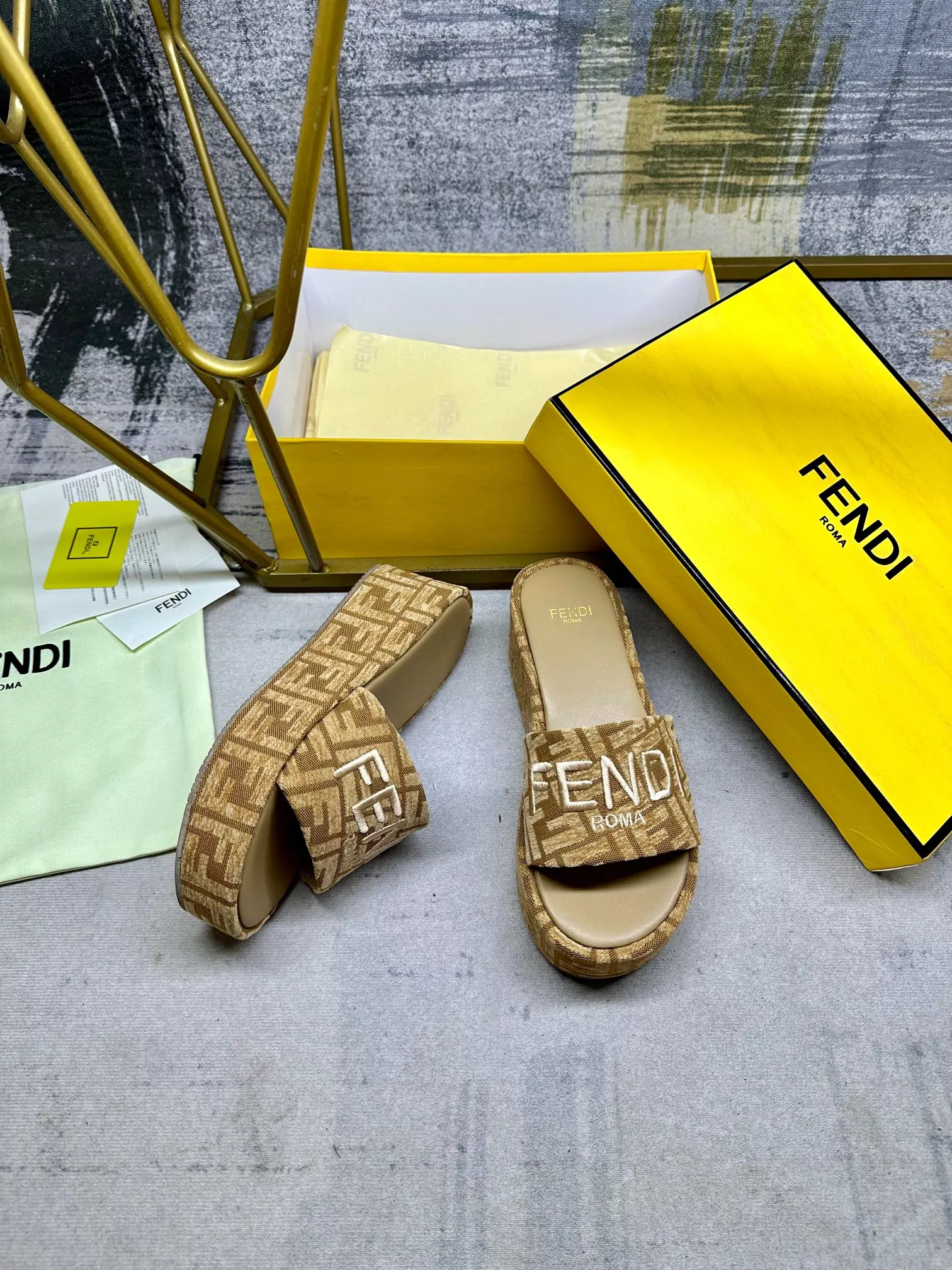 Fendi Slippers For Women Vibrant 3054