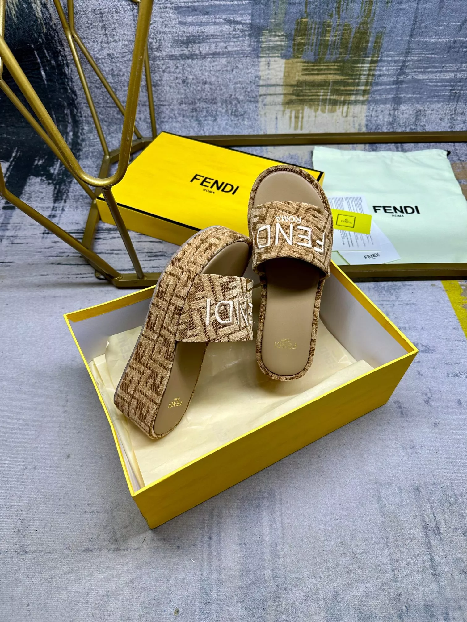Fendi Slippers For Women Vibrant 3054